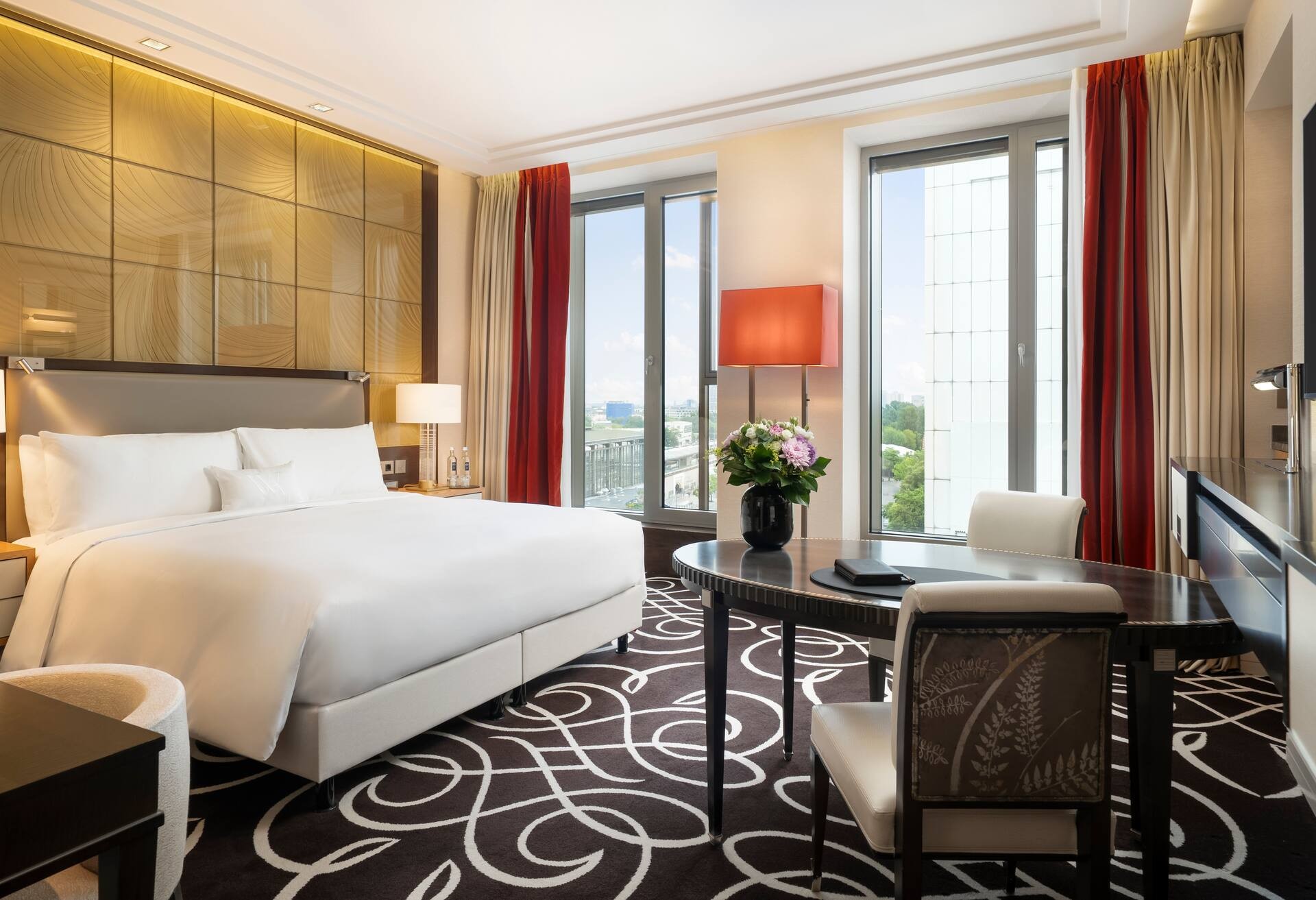 King Deluxe Room thumbnail 5