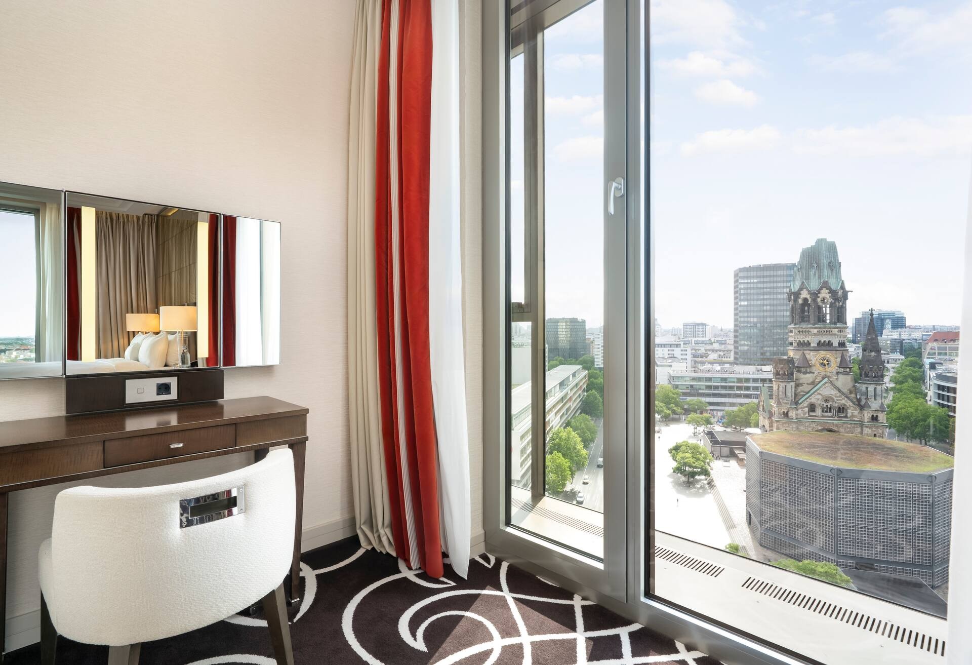 King Junior Suite thumbnail 6