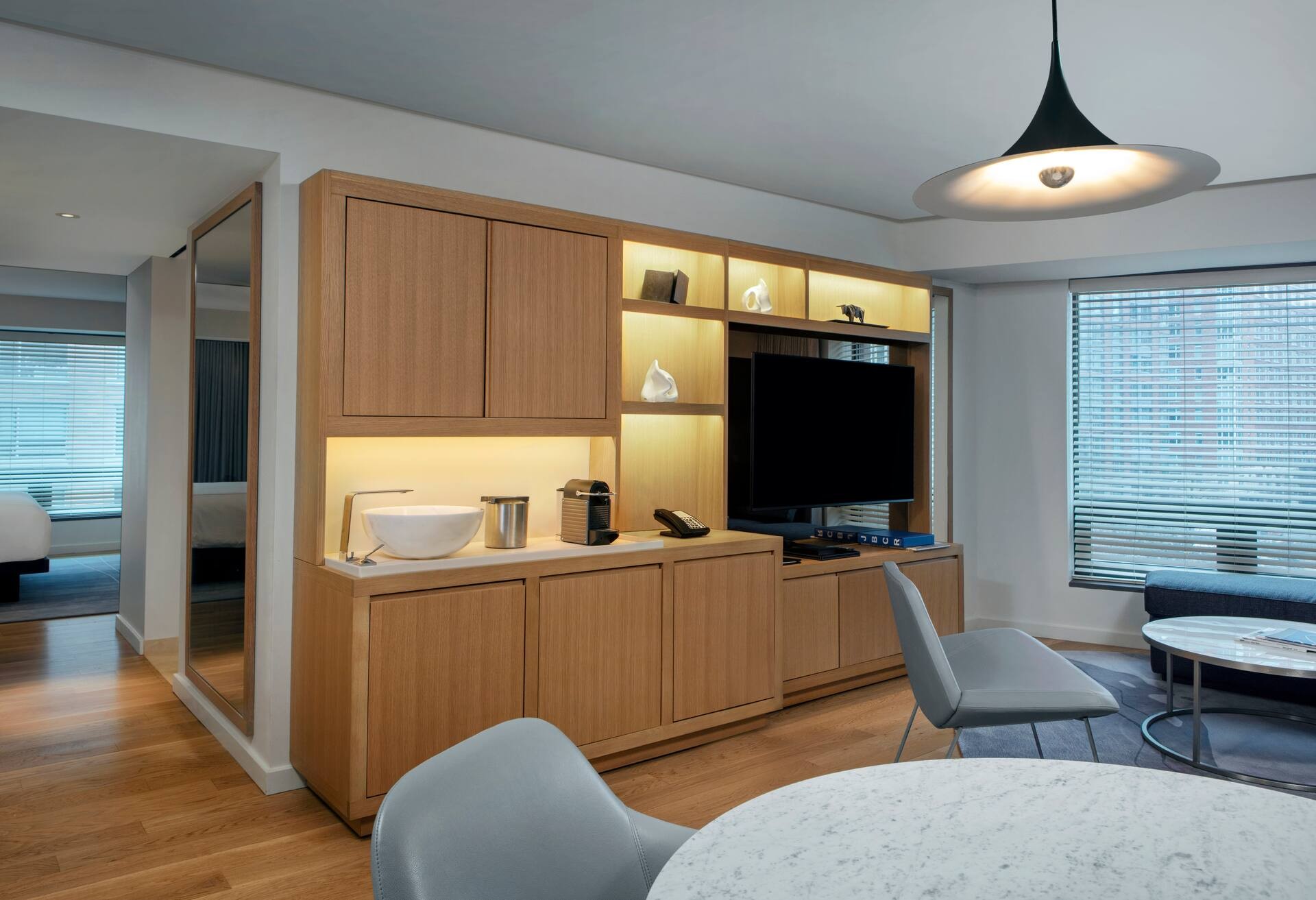Luxury Corner Suite W One King Bed - Sofa Bed