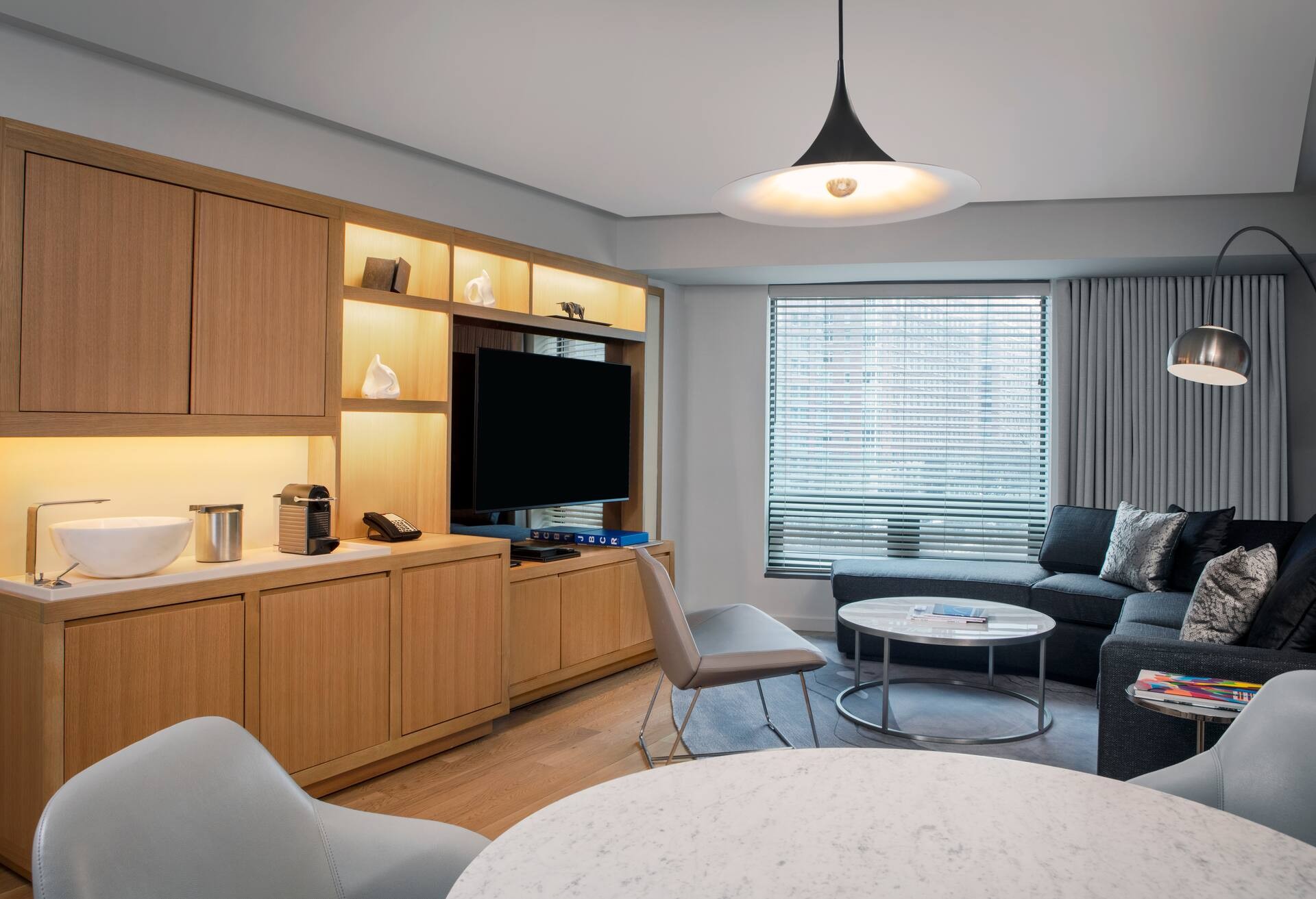 Luxury Corner Suite W One King Bed - Sofa Bed thumbnail 5
