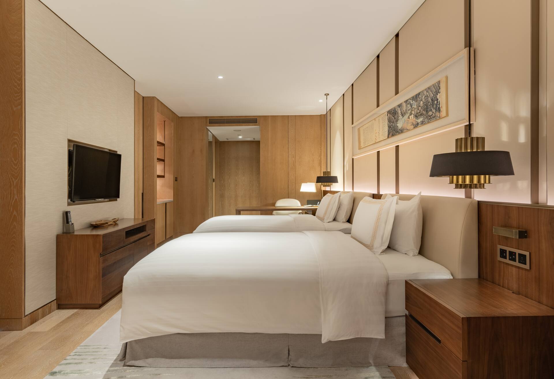 2 Queen Beds Deluxe City Attractions View