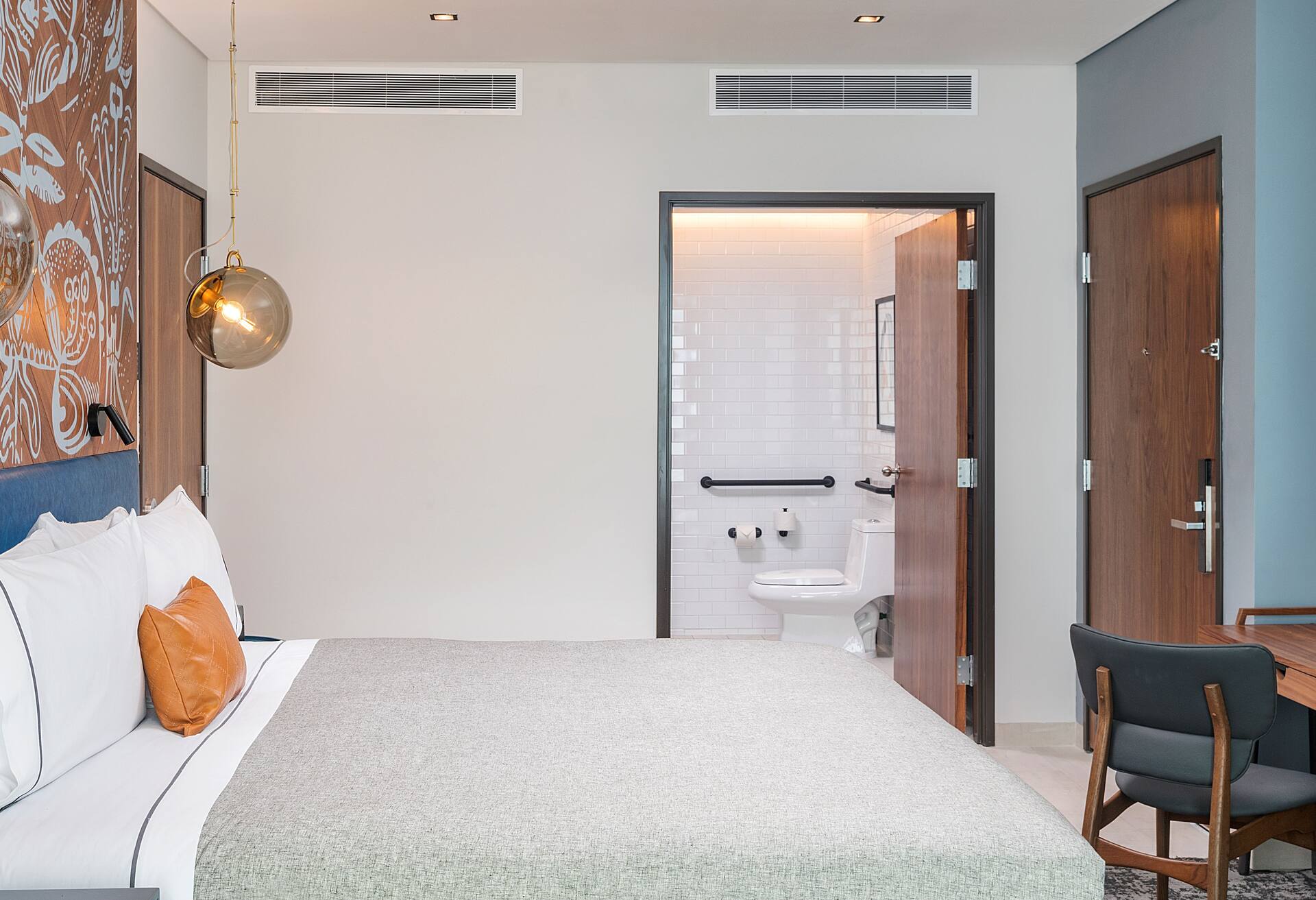 1 King Bed Mobility/hearing Access Ri Shower