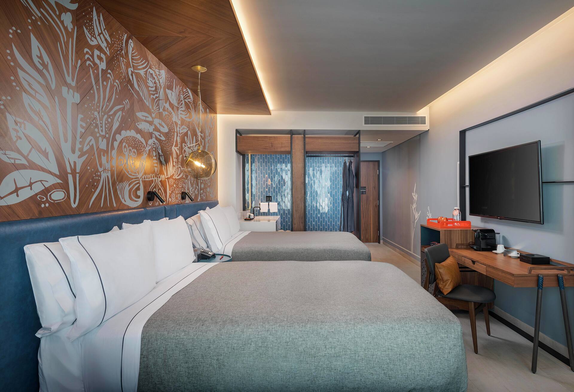 Sunrise Bay Premium View Two Queen Beds Room