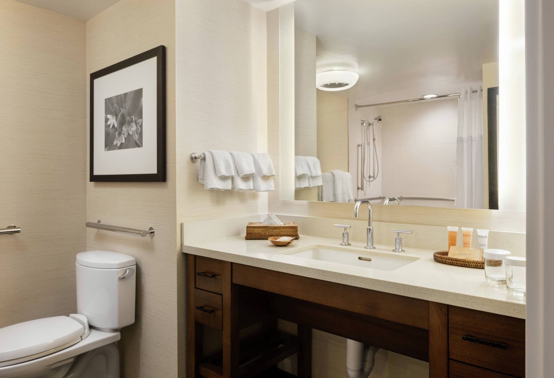 Resort View 2 Queen Beds Mob/hr Acc Tub