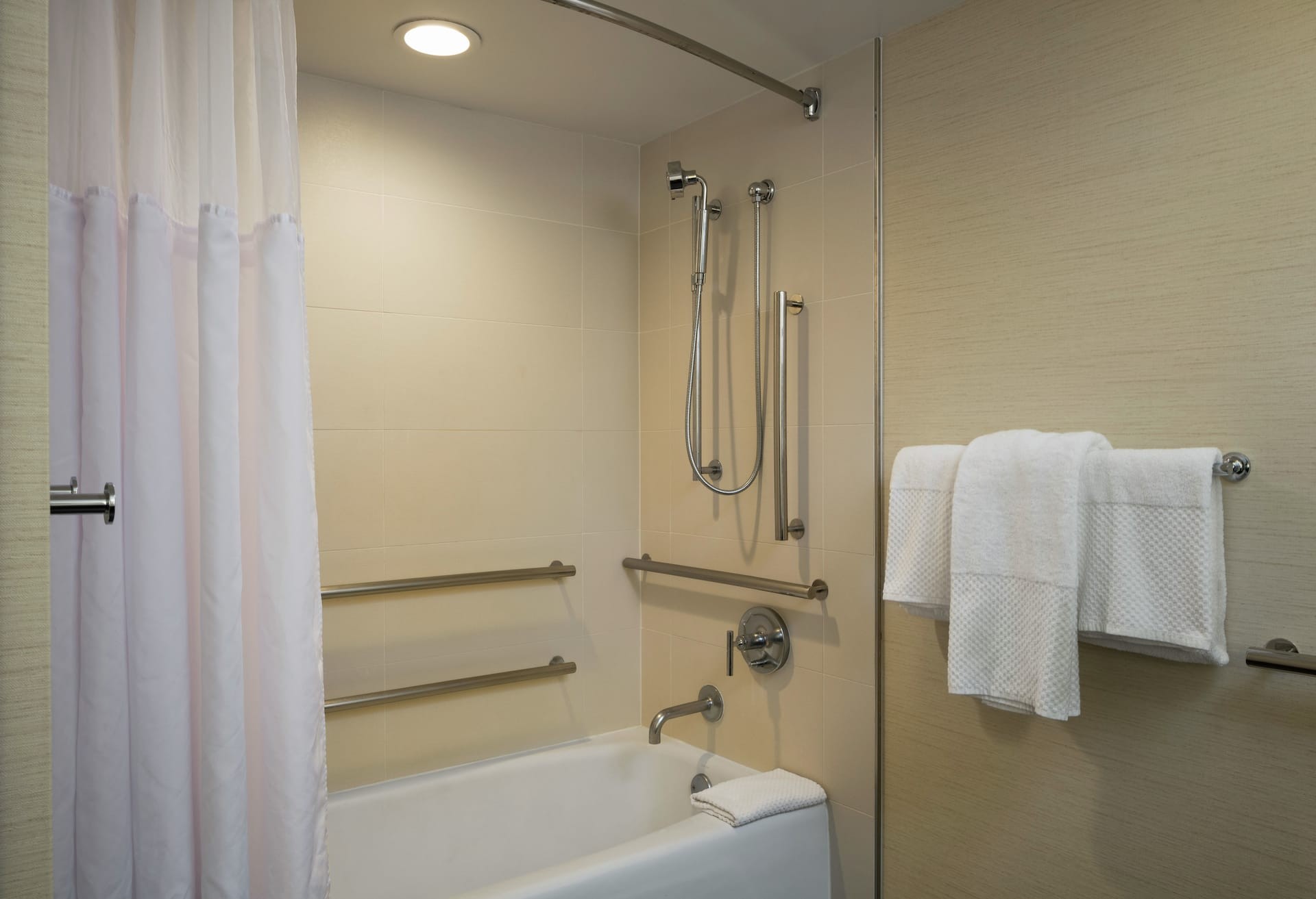 Resort View 1 King Bed Mob/hr Acc Tub