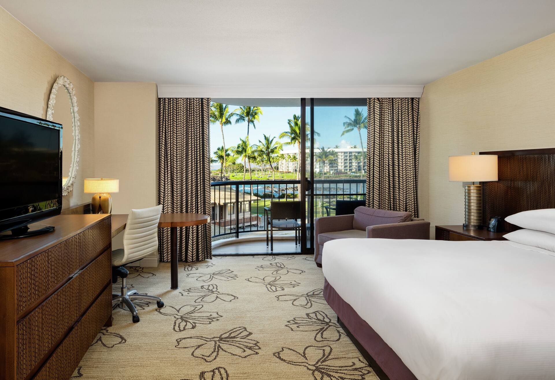 Makai Ocean Front 1 King Bed