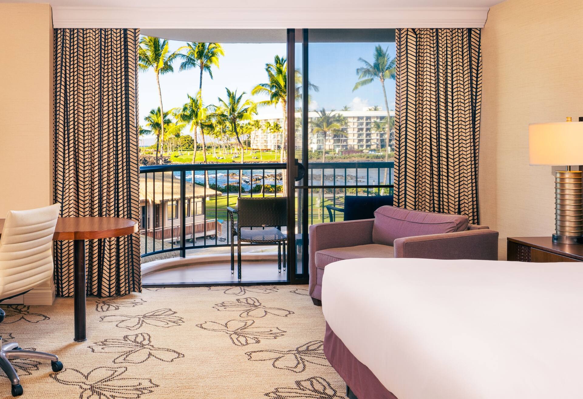 Makai Ocean Front 1 King Bed