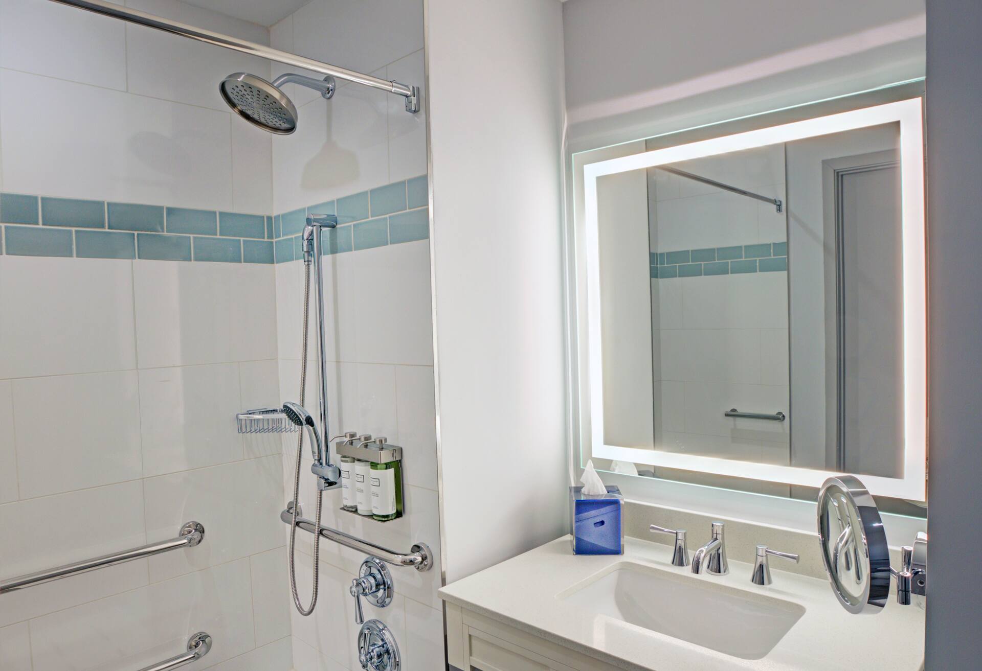 1 King Oceanfront Mobility Accessible Tub photo 2