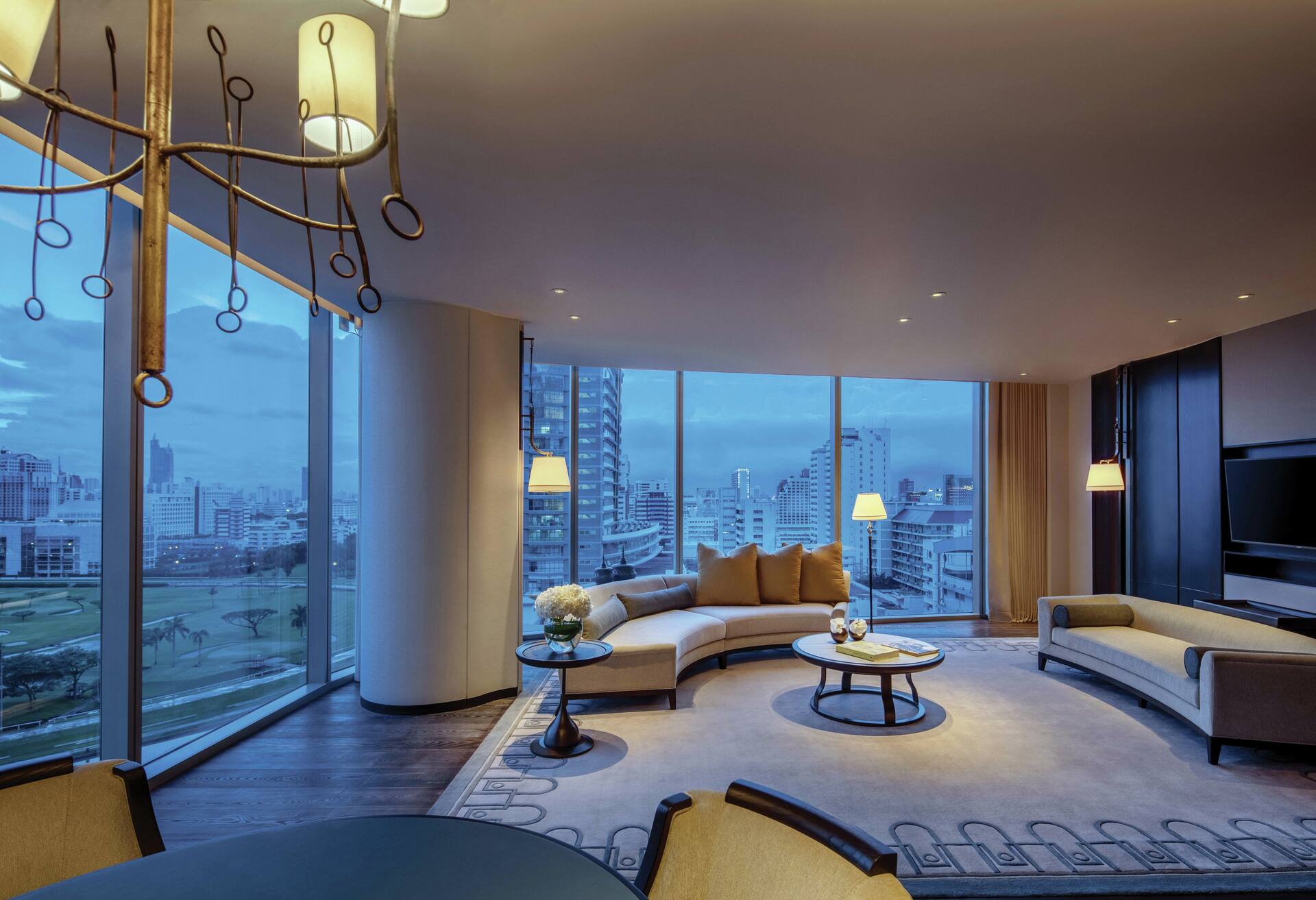 King One Bedroom Astoria Suite thumbnail 5
