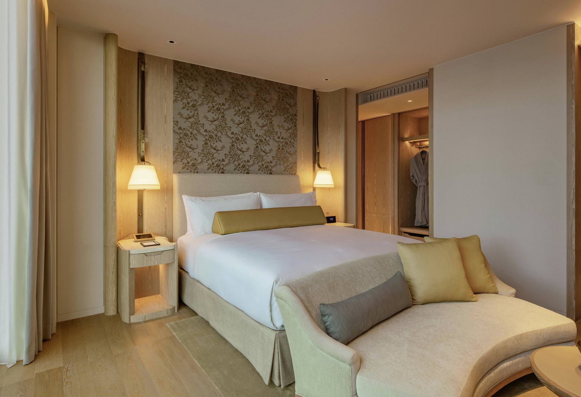 King Deluxe Room thumbnail 5