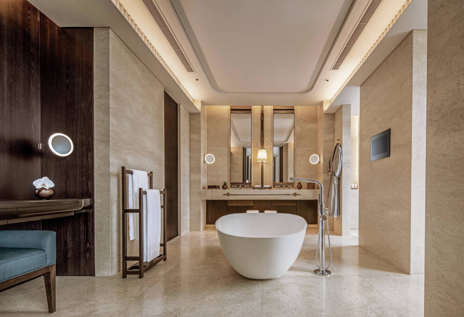 King Two Bedroom Royal Suite thumbnail 5