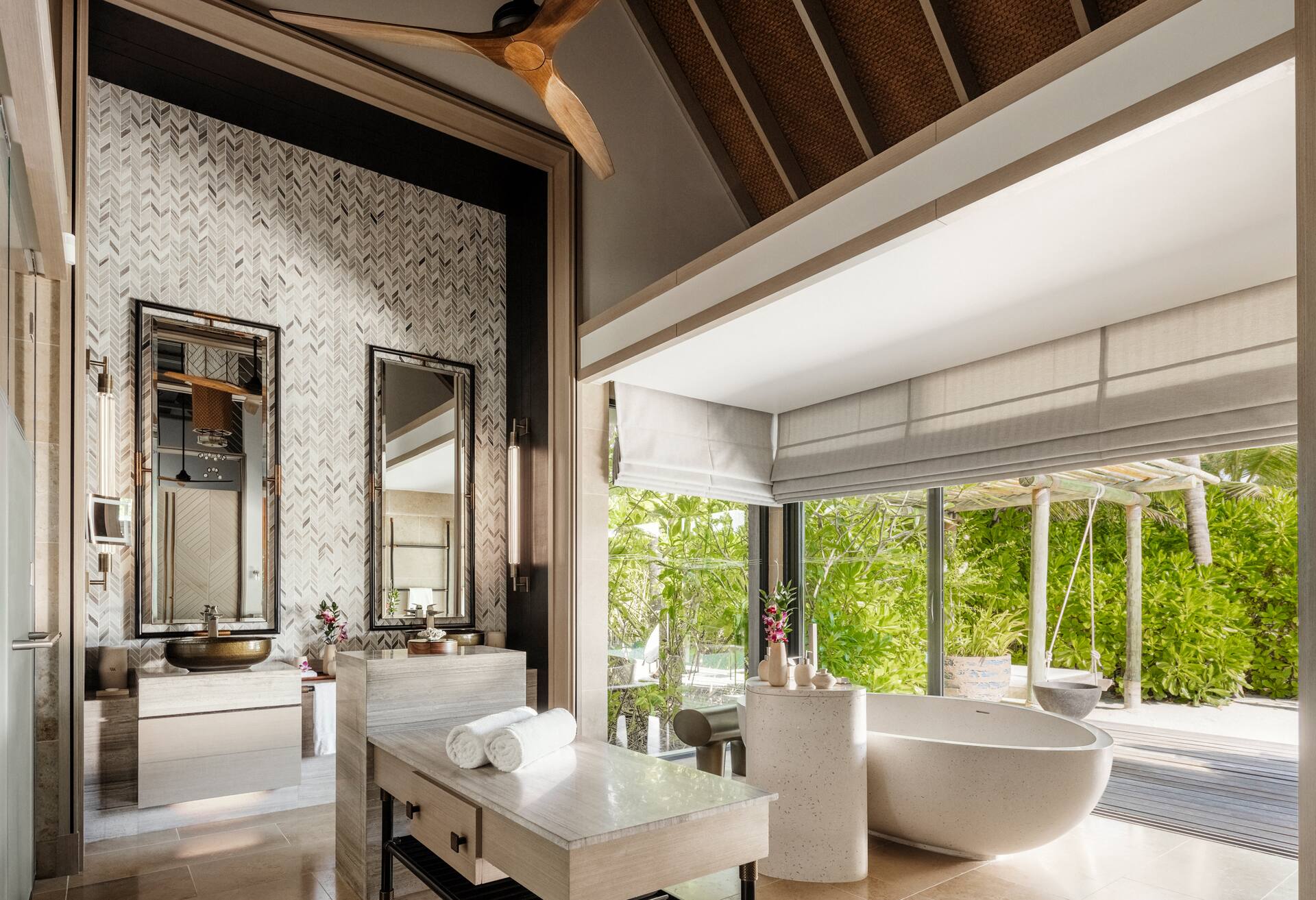 Two Queen Bedded Grand Beach Villa With Pool