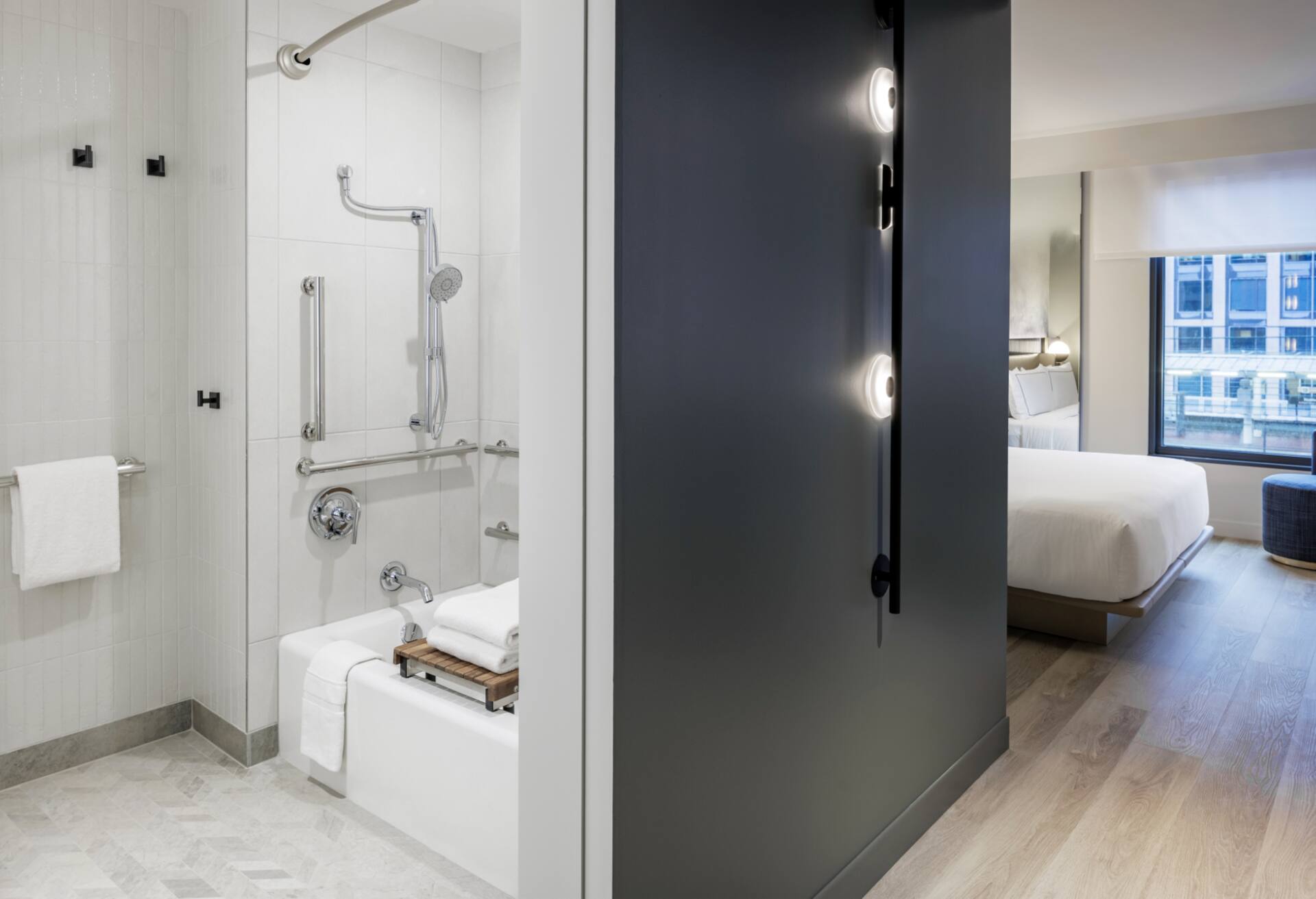 1 King Mobility Accessible W/bathtub
