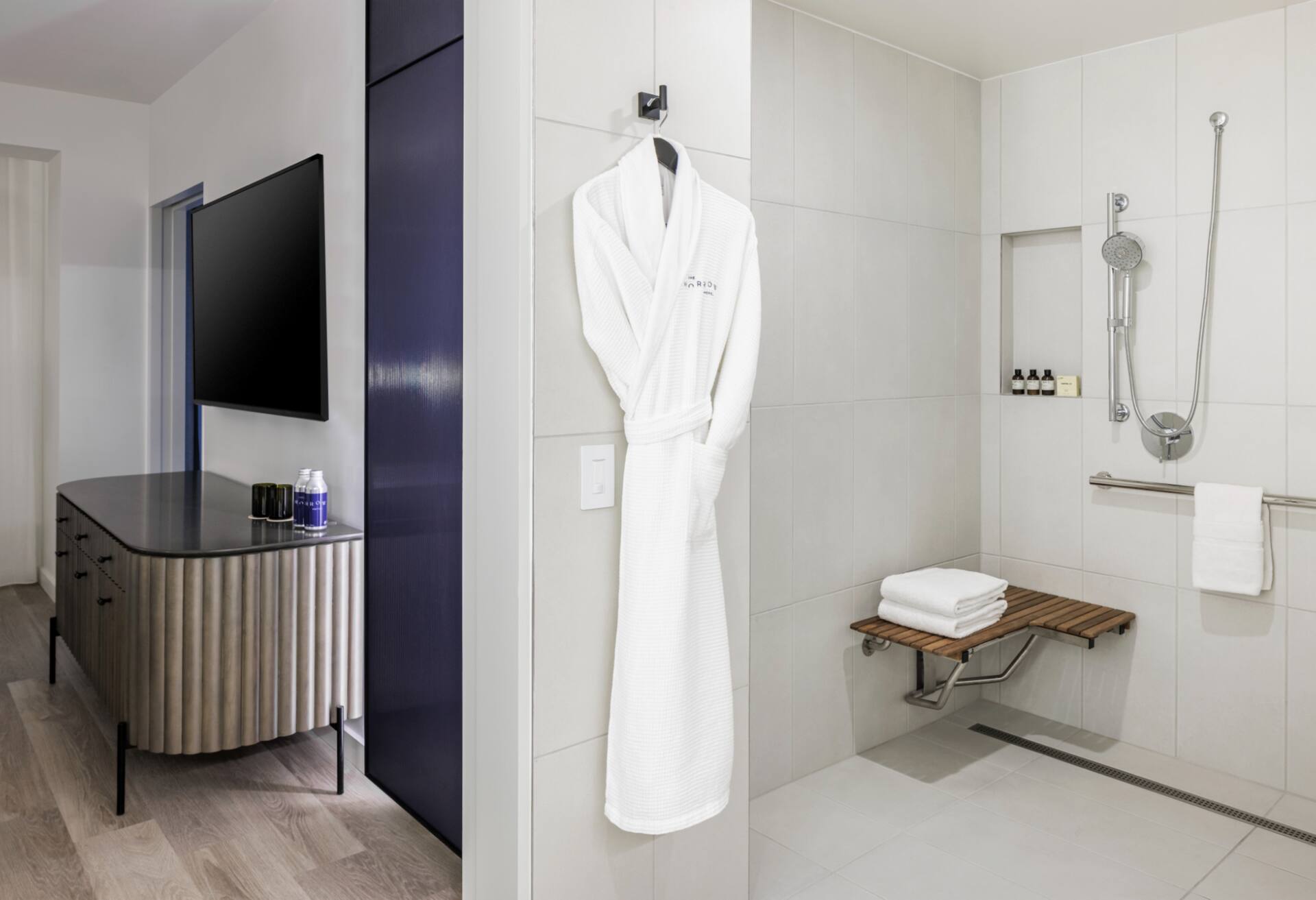 1 King Balcony Mobility Access Roll in Shower