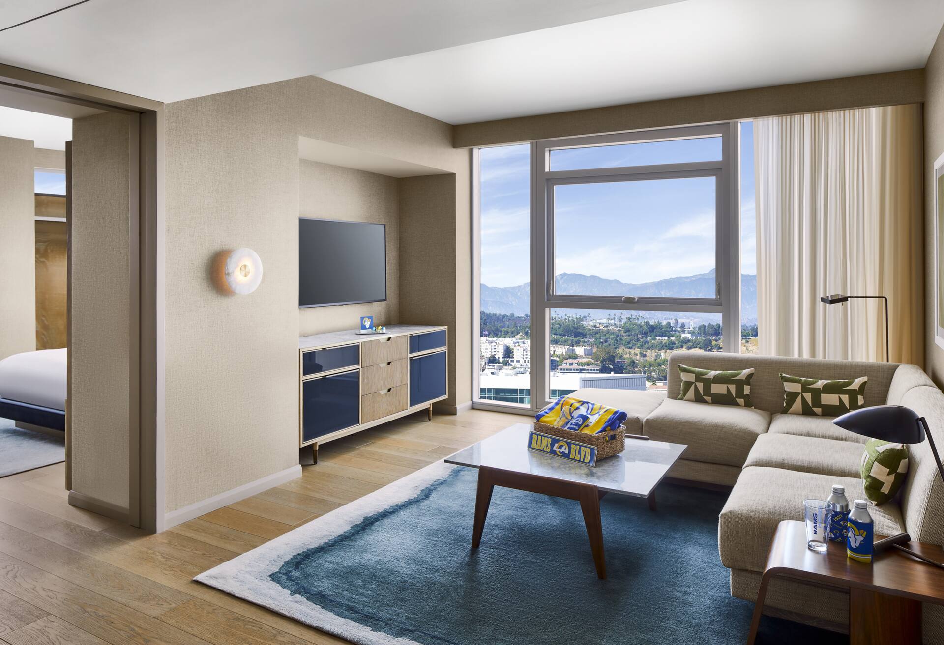 Corner Suite - One King Bed thumbnail 5