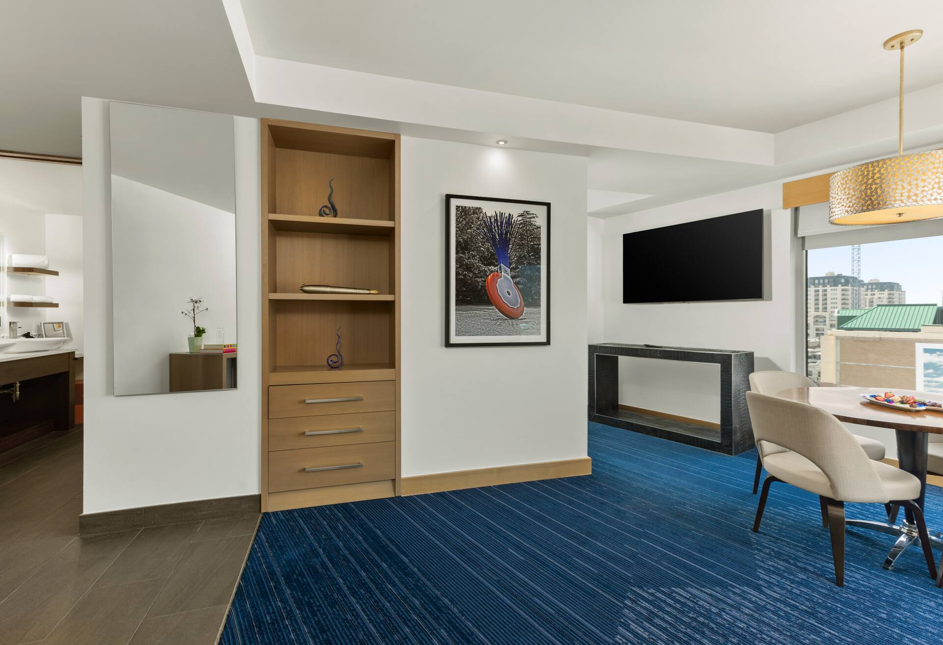 1 King Mountain View Suite thumbnail 5