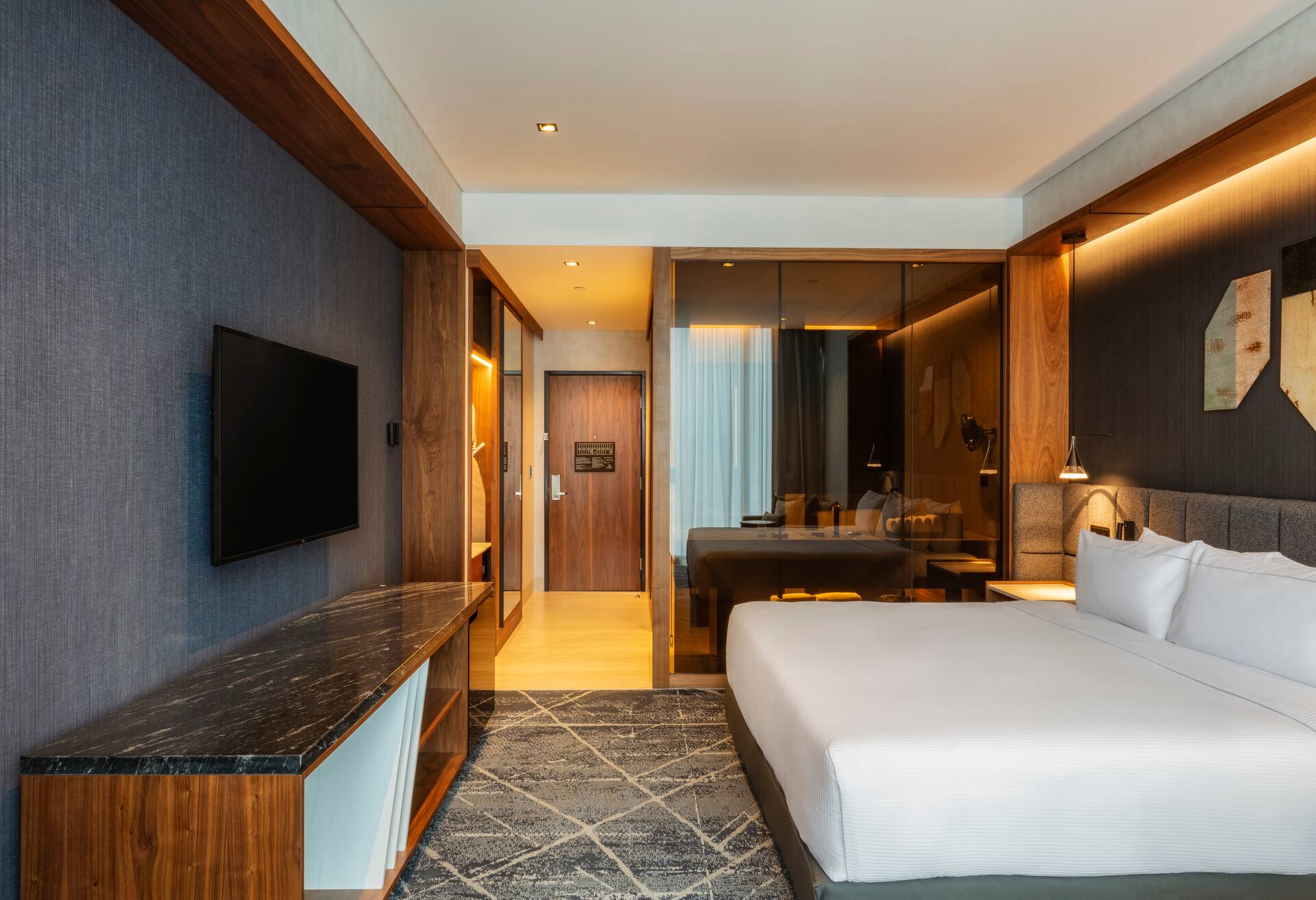 Deluxe King Bed Guestroom thumbnail 6