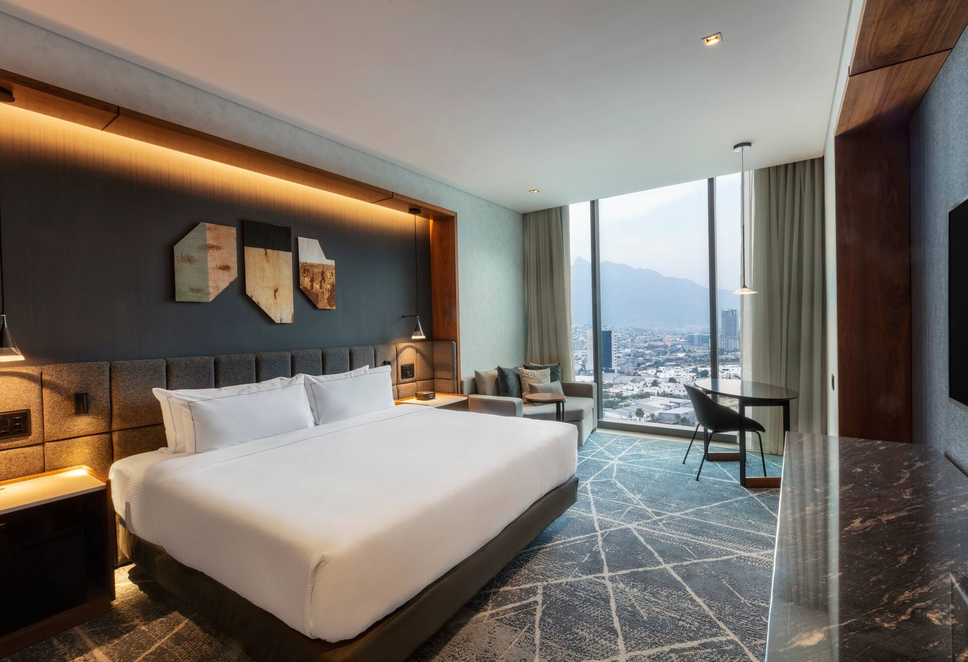 Executive Floor King Room thumbnail 5