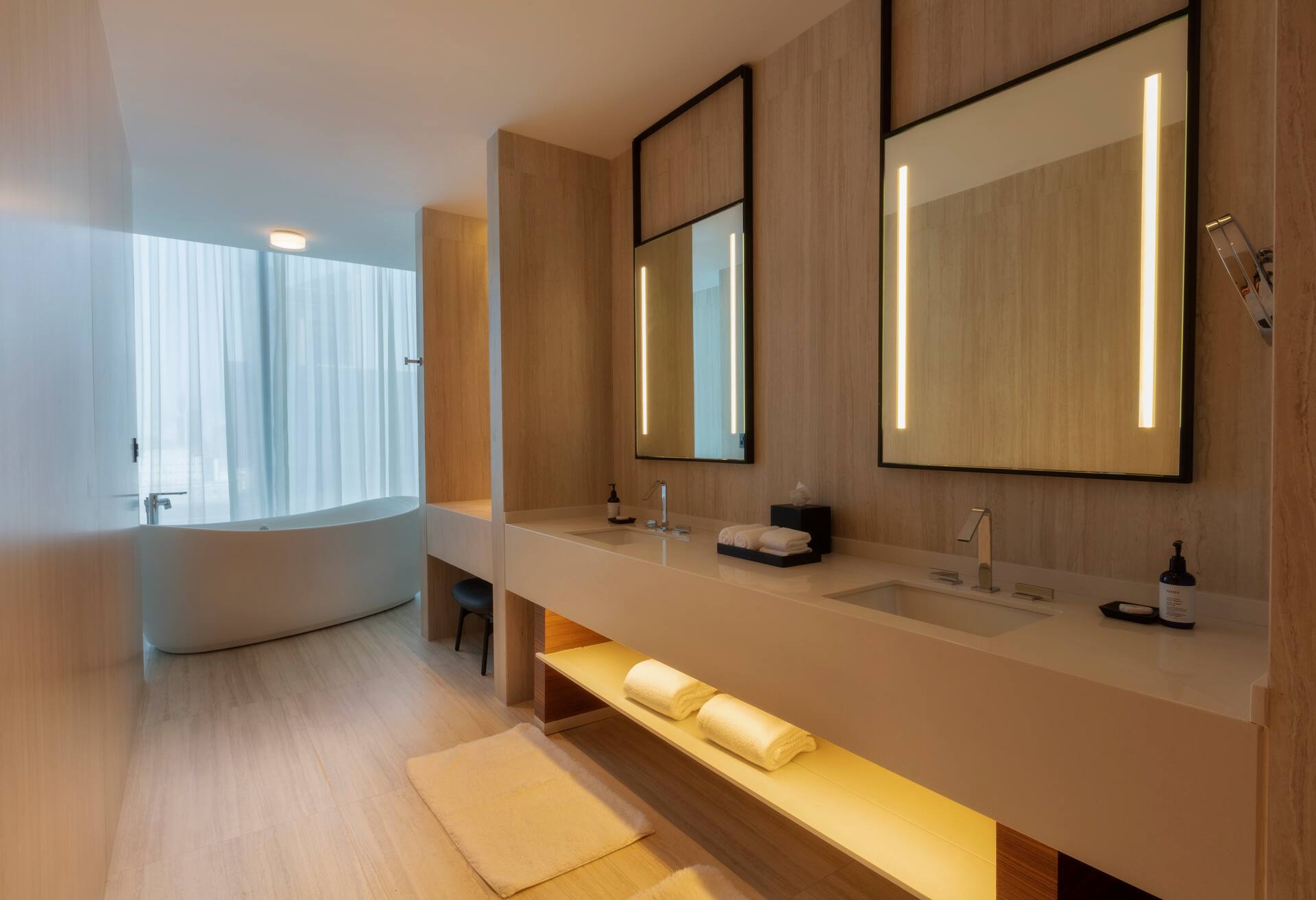 Suite 1 King Room - Club Access thumbnail 6
