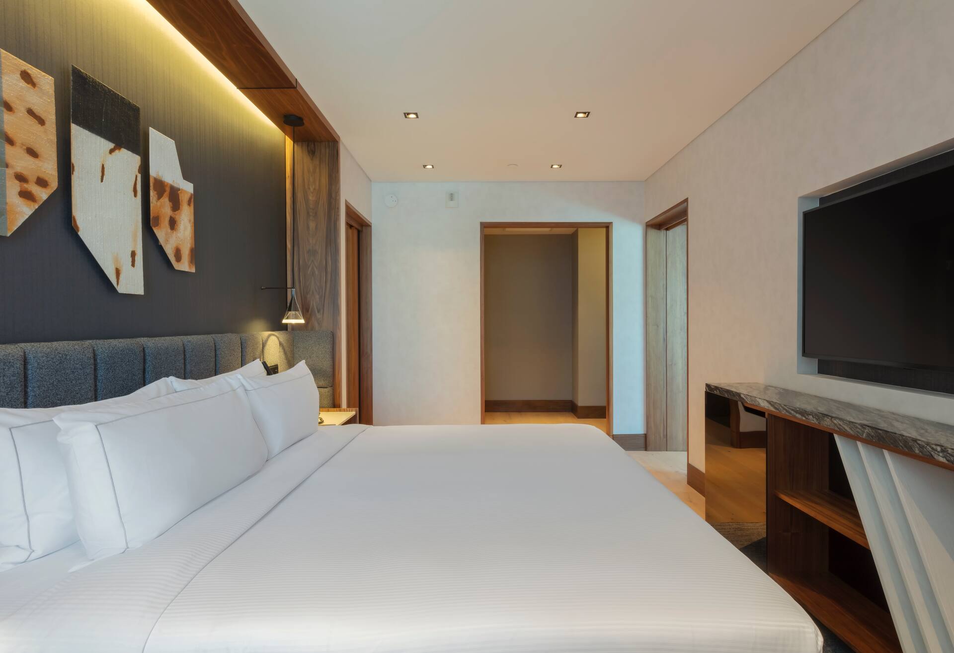 Suite 1 King Room - Club Access