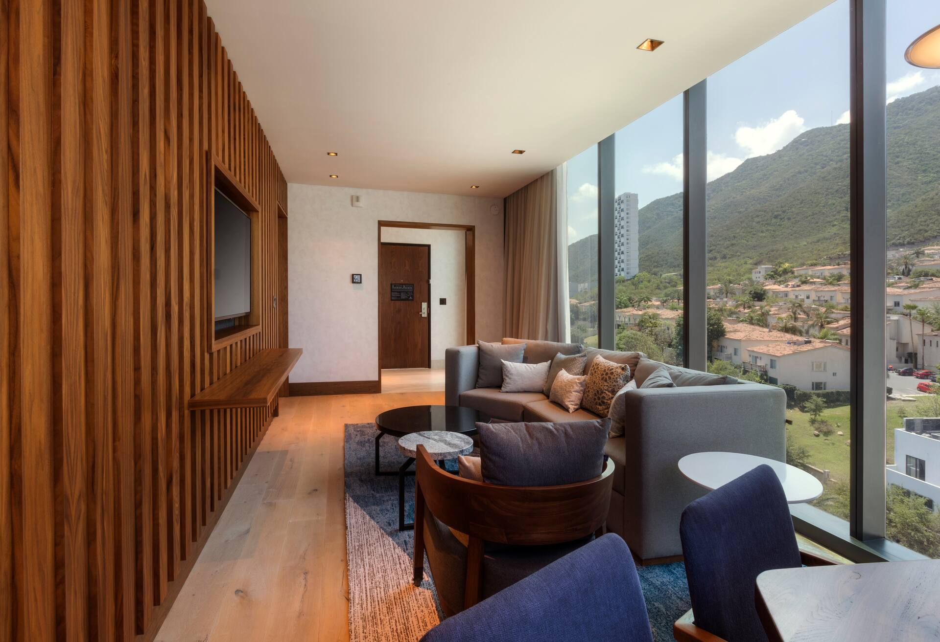 Suite 1 King Room - Club Access thumbnail 5