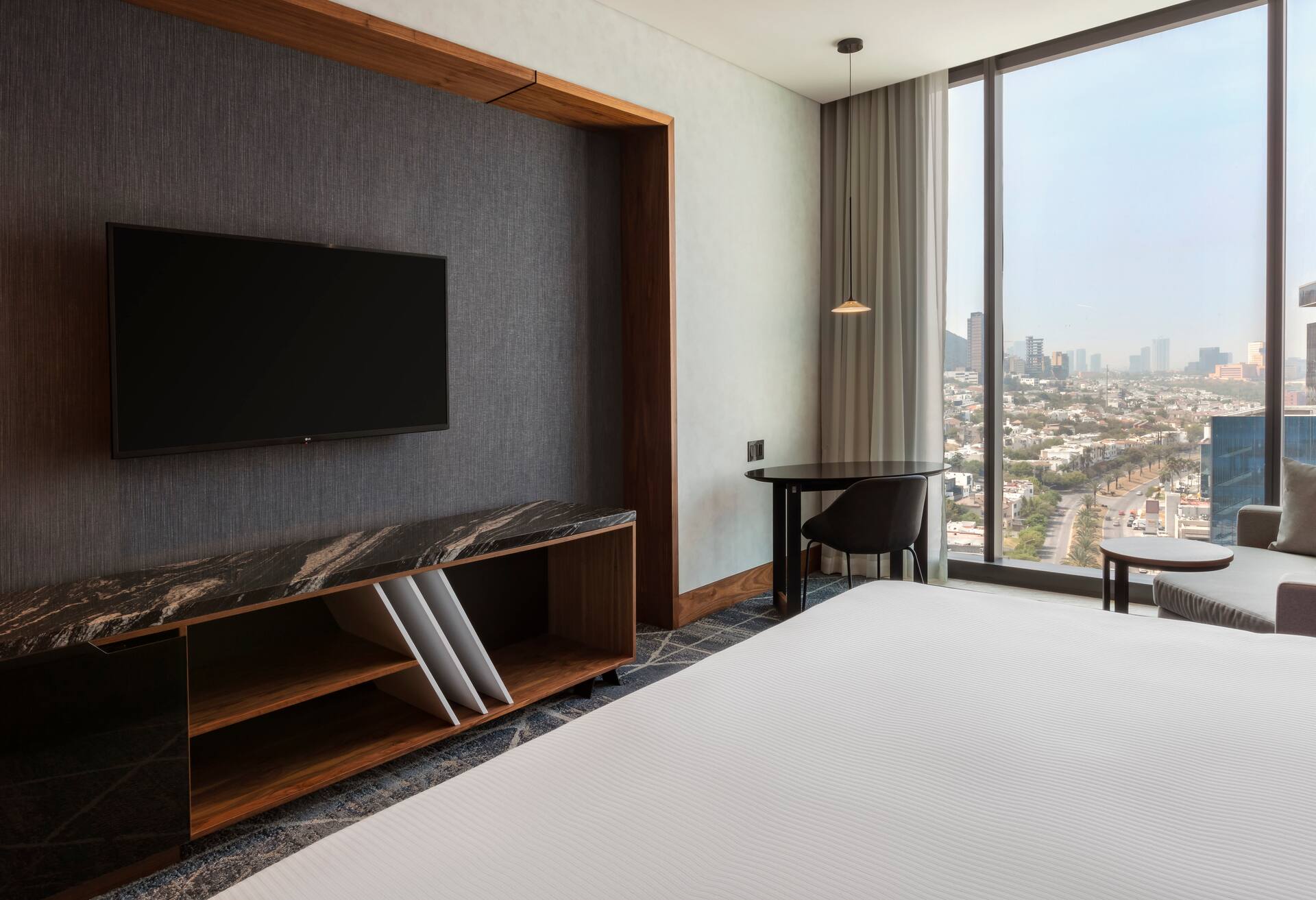 Deluxe King Mtn View Guestroom