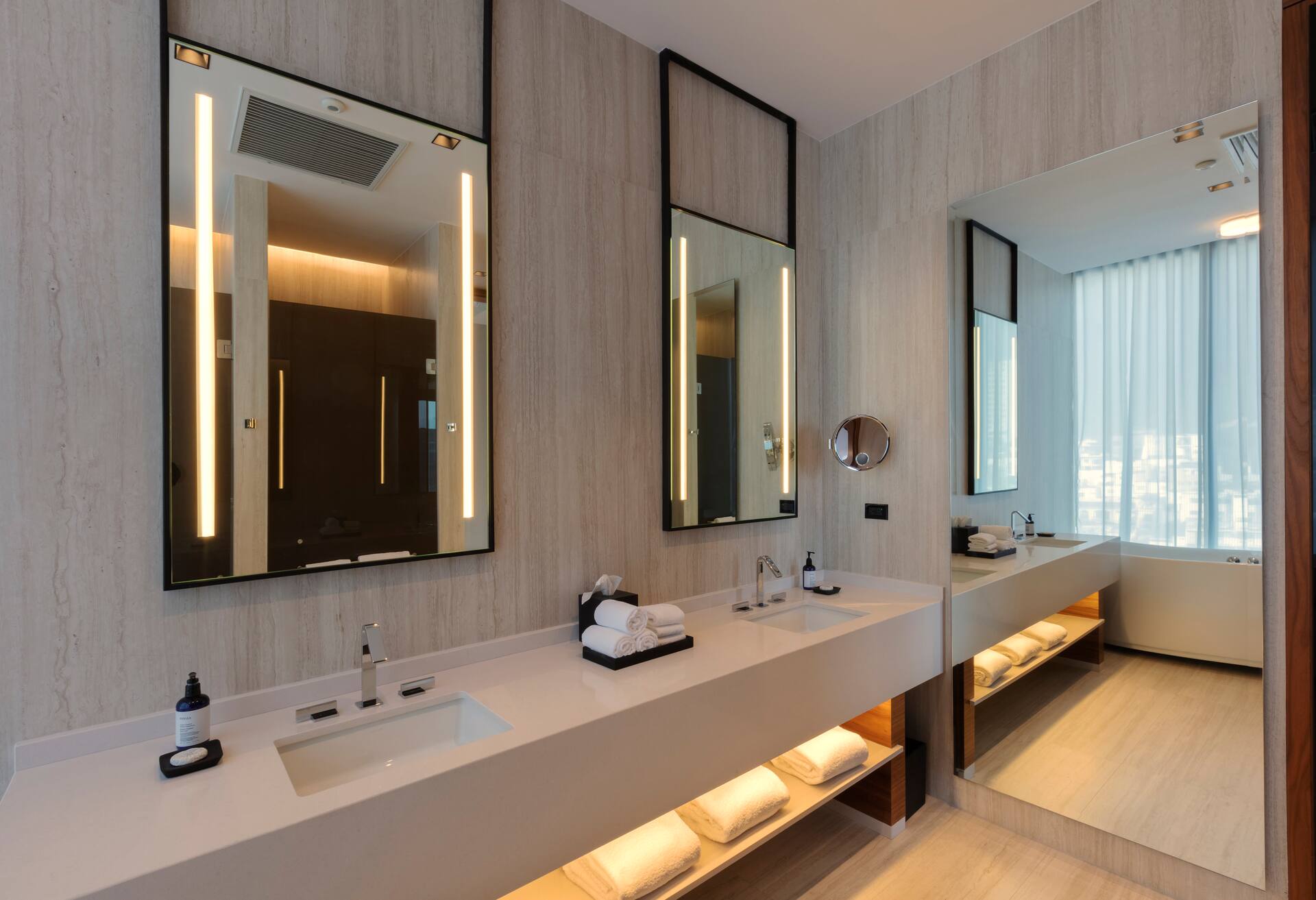 Presidential Suite with Kitchen - Club Access thumbnail 5
