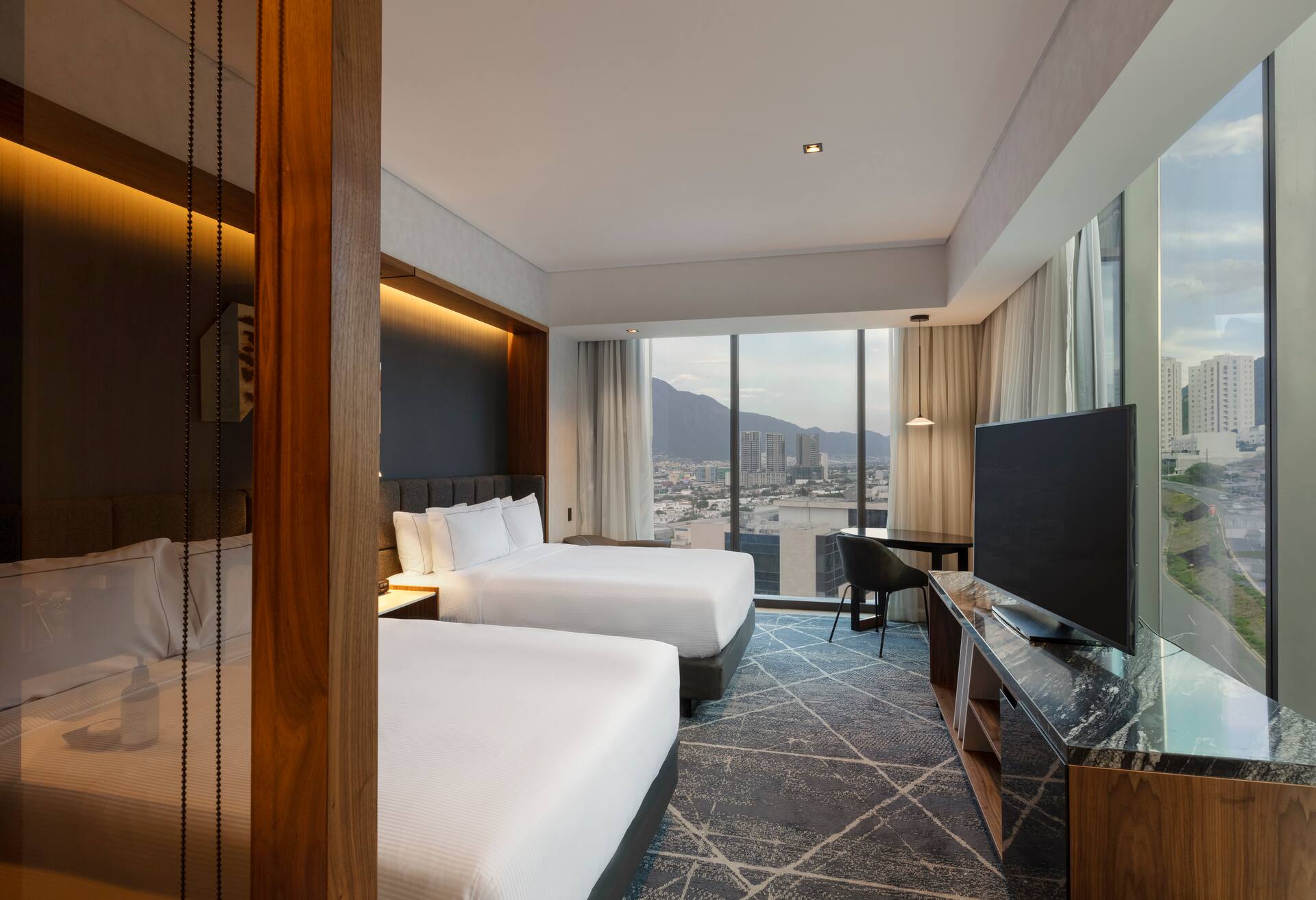 2 Queen Bed Executive Floor/ Mountain Vw thumbnail 6