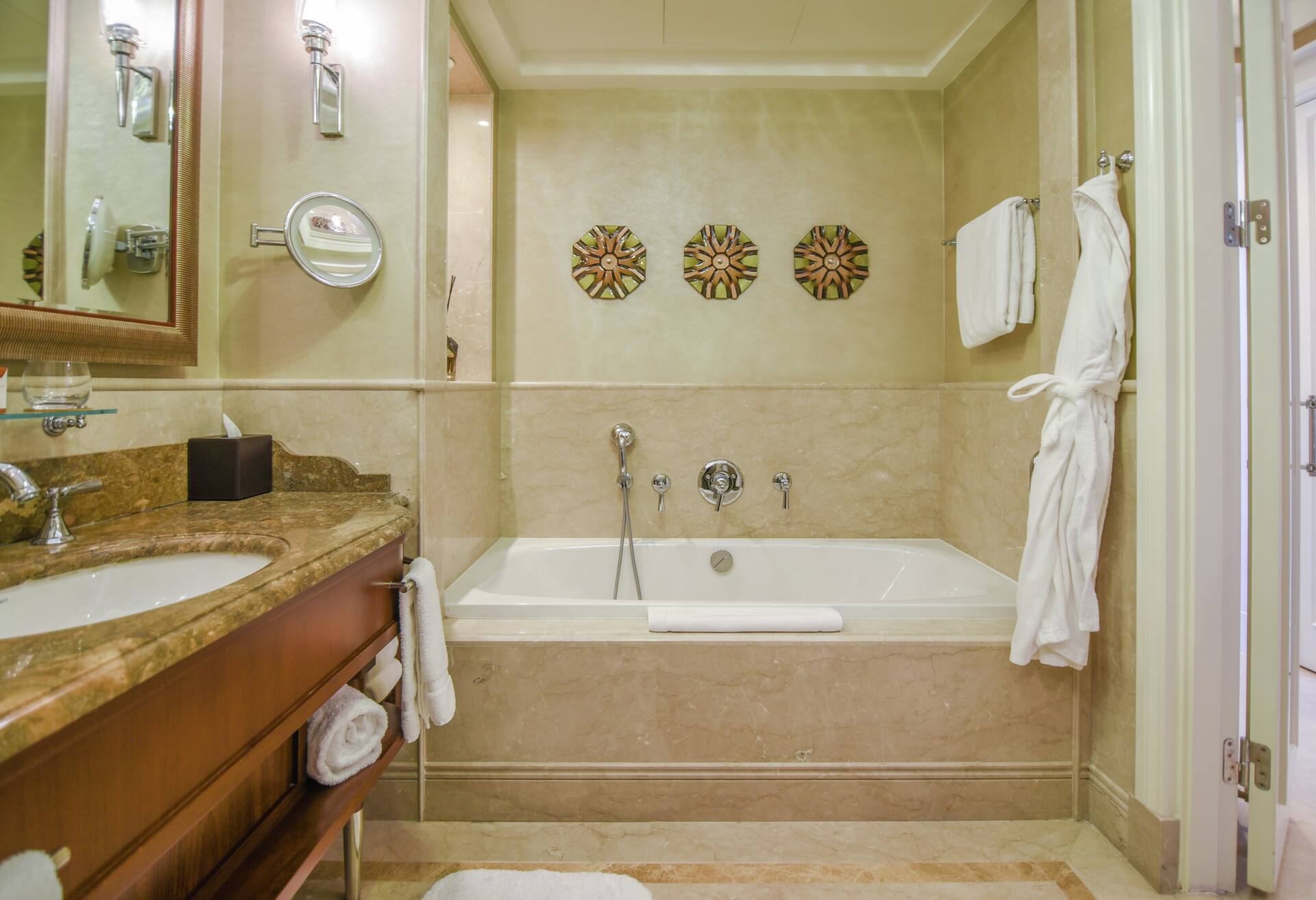 Superior King Room with Balcony photo 2