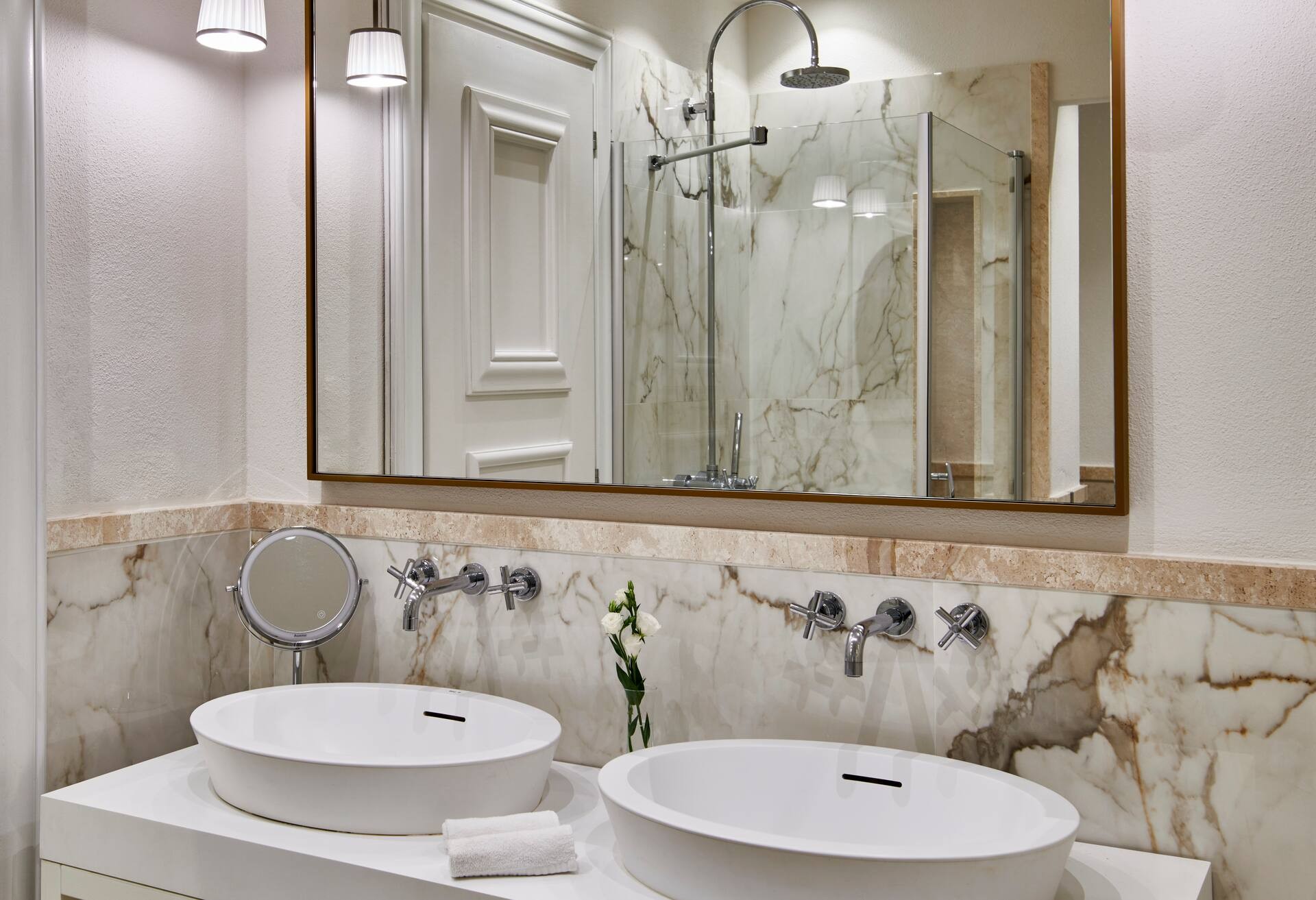 King Junior Suite with Garden and Jacuzzi