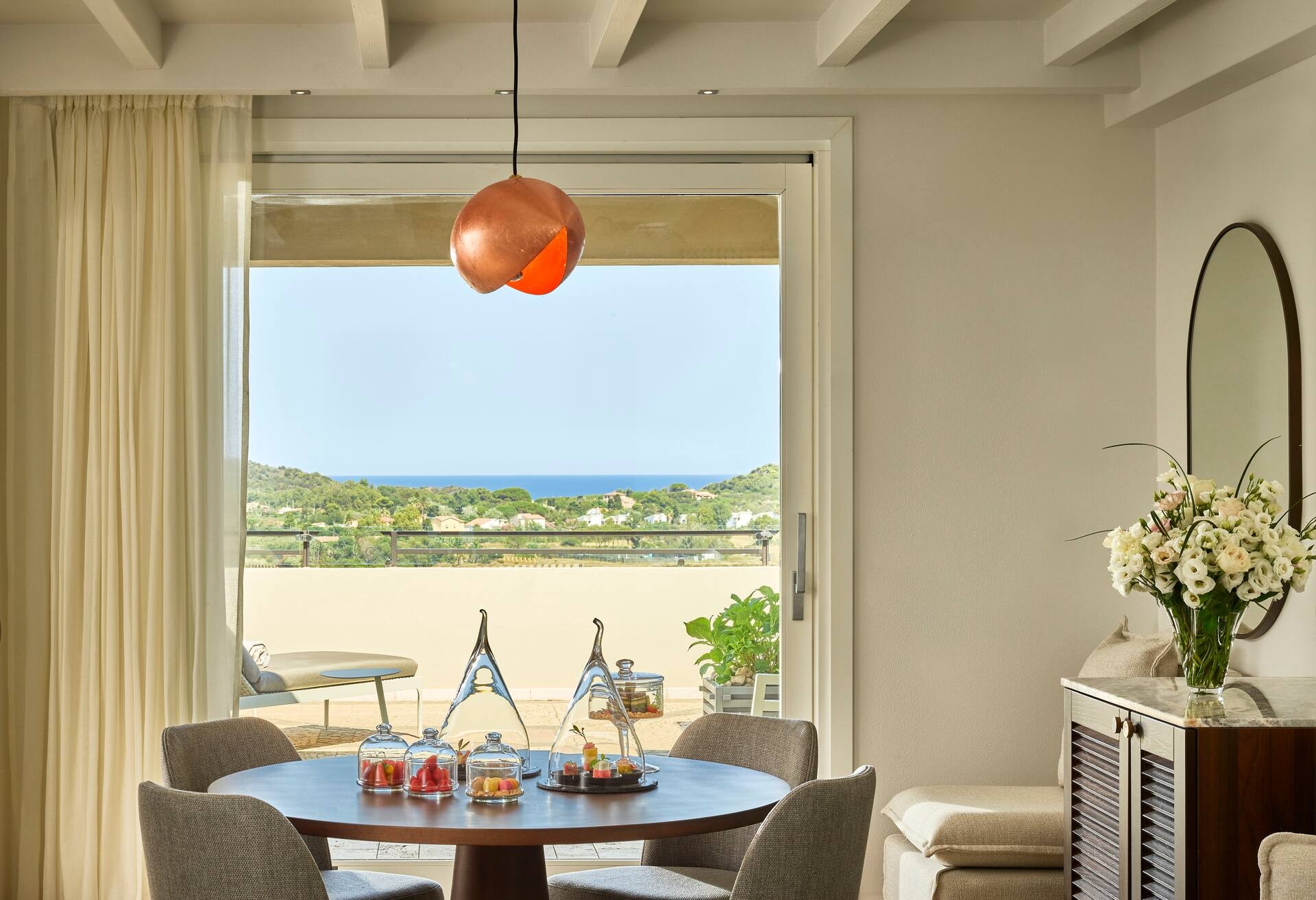 King Deluxe Suite with Sea View Tholos