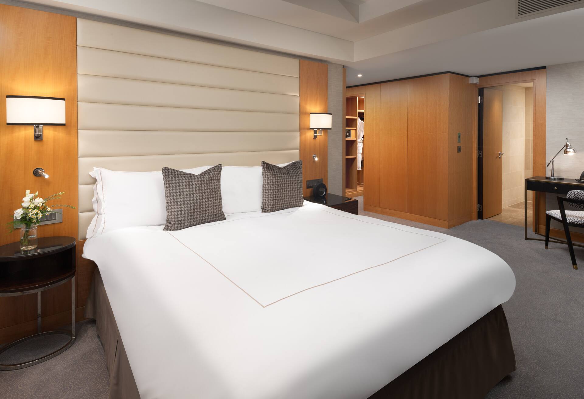 One Bedroom Deluxe Suite with Lounge Access