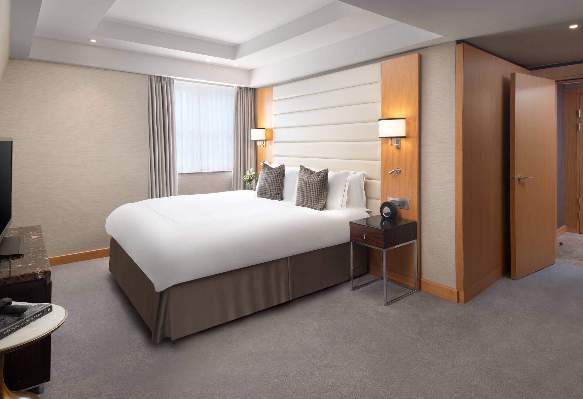 One Bedroom Deluxe Suite with Lounge Access