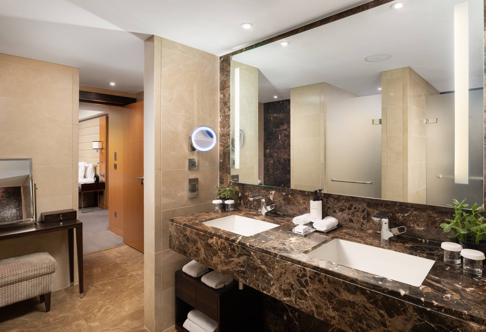One Bedroom Deluxe Suite with Lounge Access