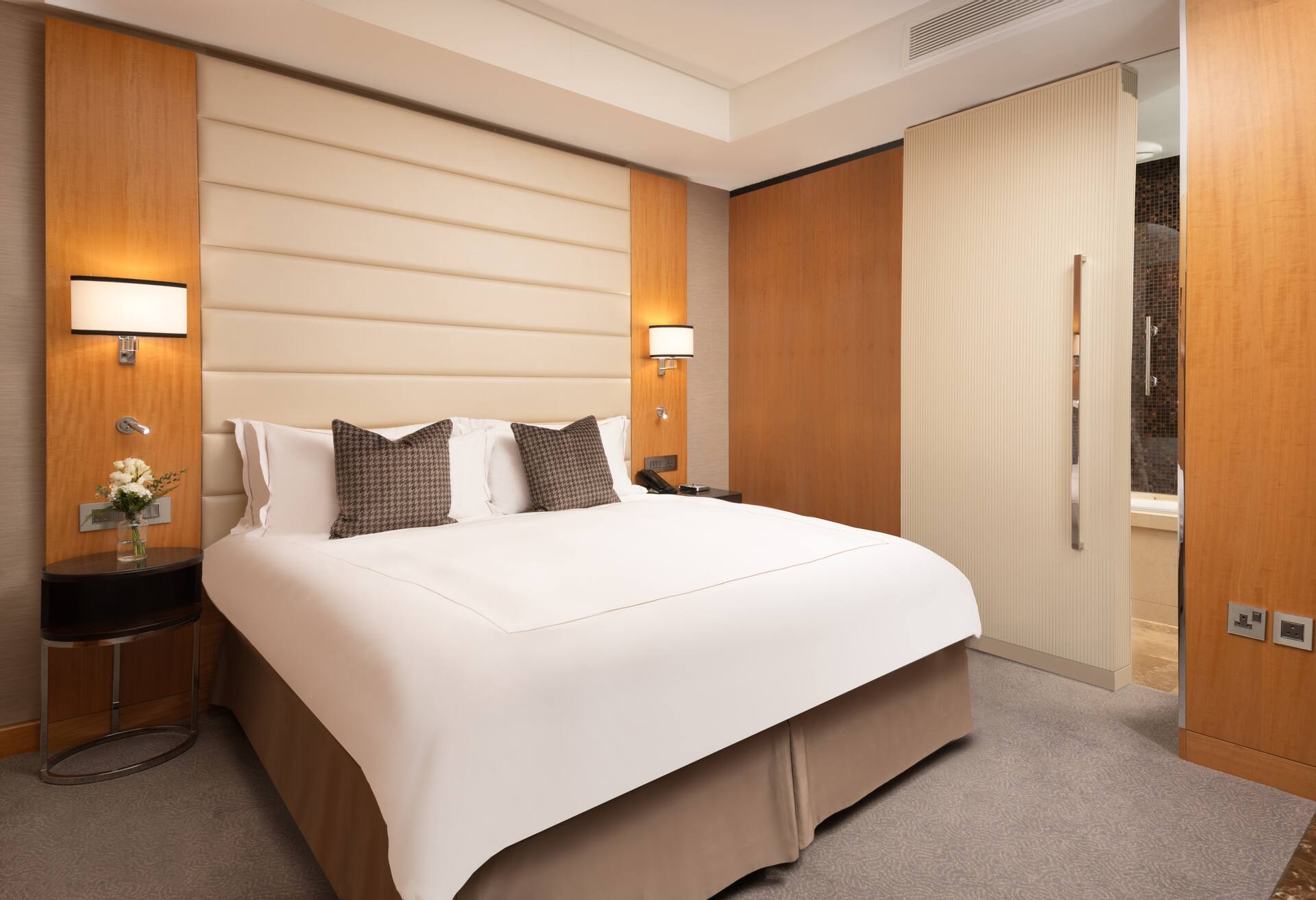 One Bedroom Duplex Suite with Lounge Access