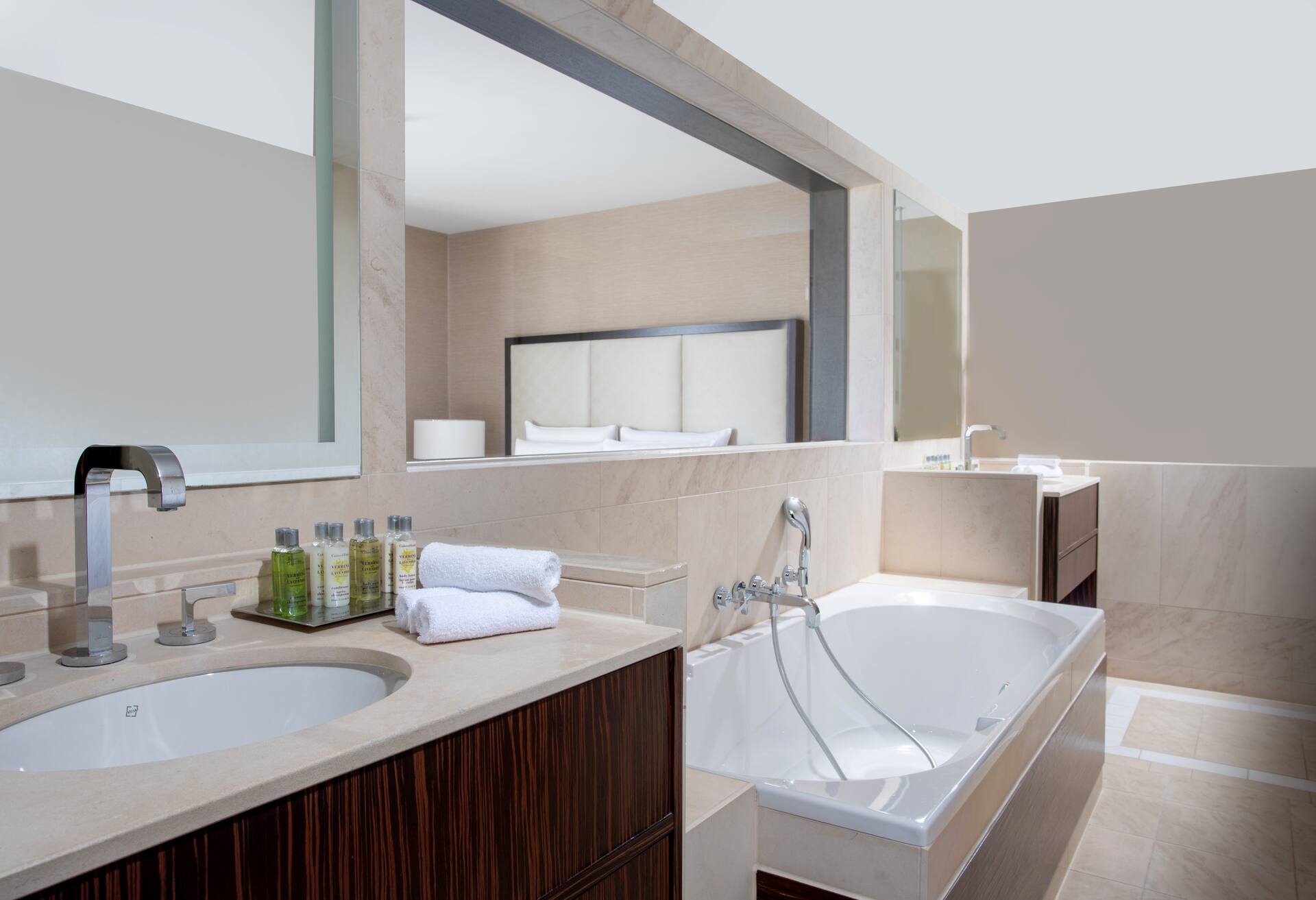 King Penthouse Suite with Two Bedrooms thumbnail 6