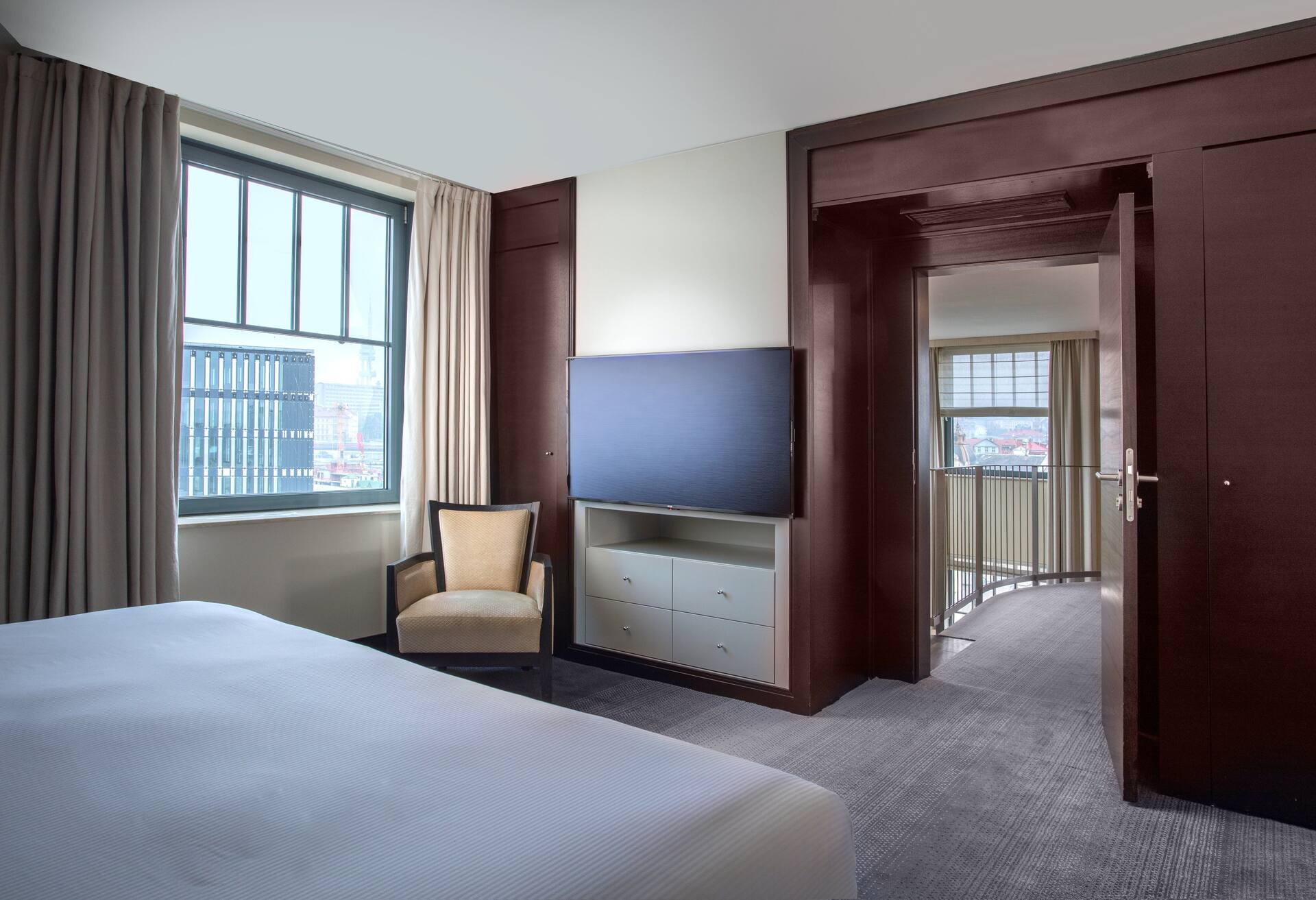 King Penthouse Suite with Two Bedrooms thumbnail 5