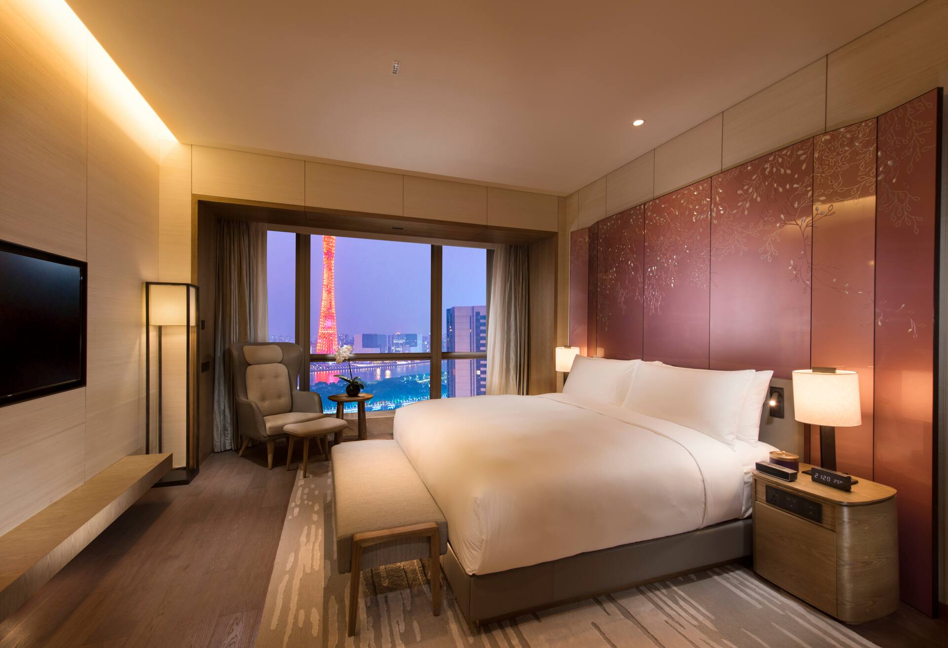 King Premier Suite Canton Tower River View