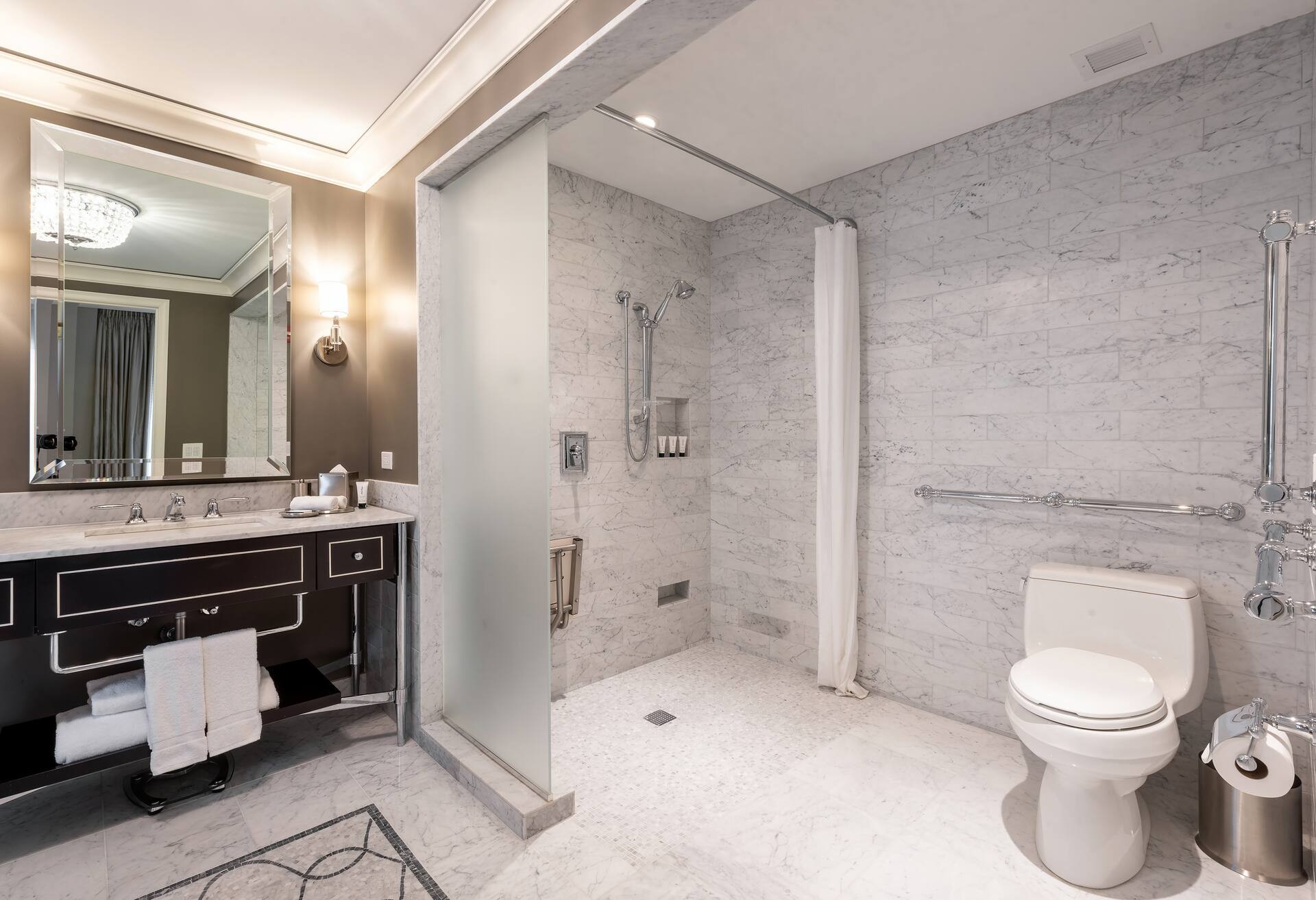 Two Queen Beds Mobility Acc W/ Ri Shower