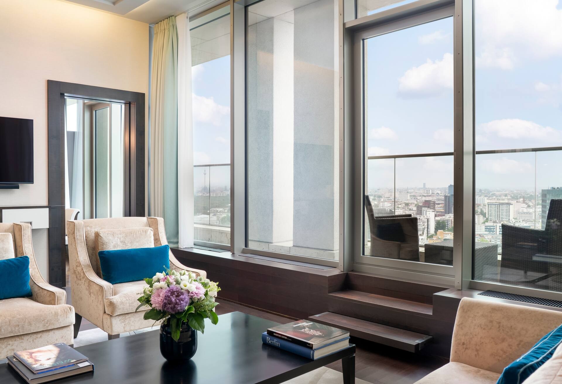 Premier Grand Tower Suite thumbnail 6