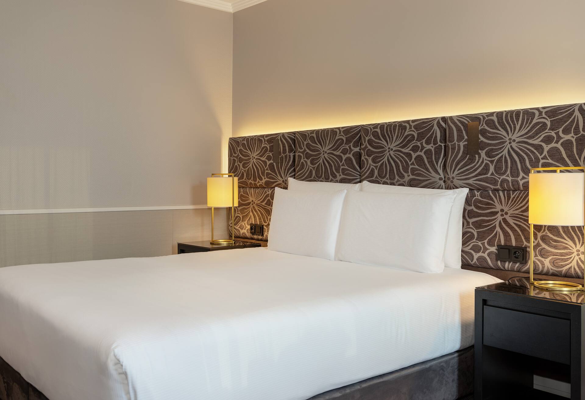 King Deluxe City View Room thumbnail 5