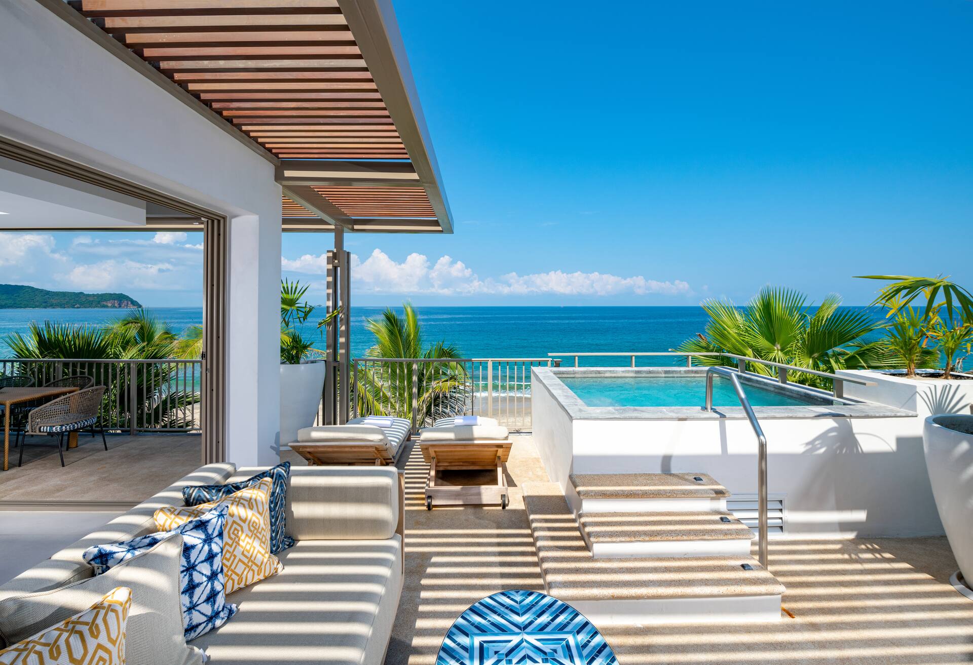 Beachfront Signature Suite Plunge Pool King