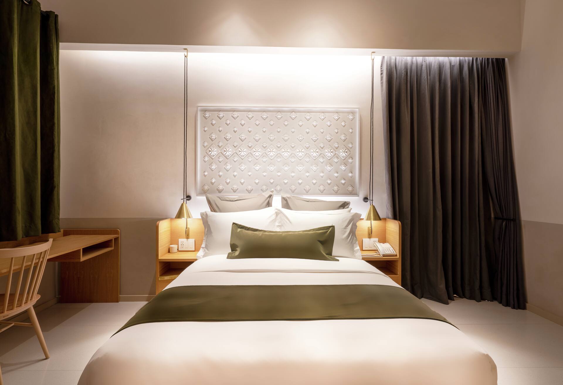 1 Queen Bed Guestroom thumbnail 5