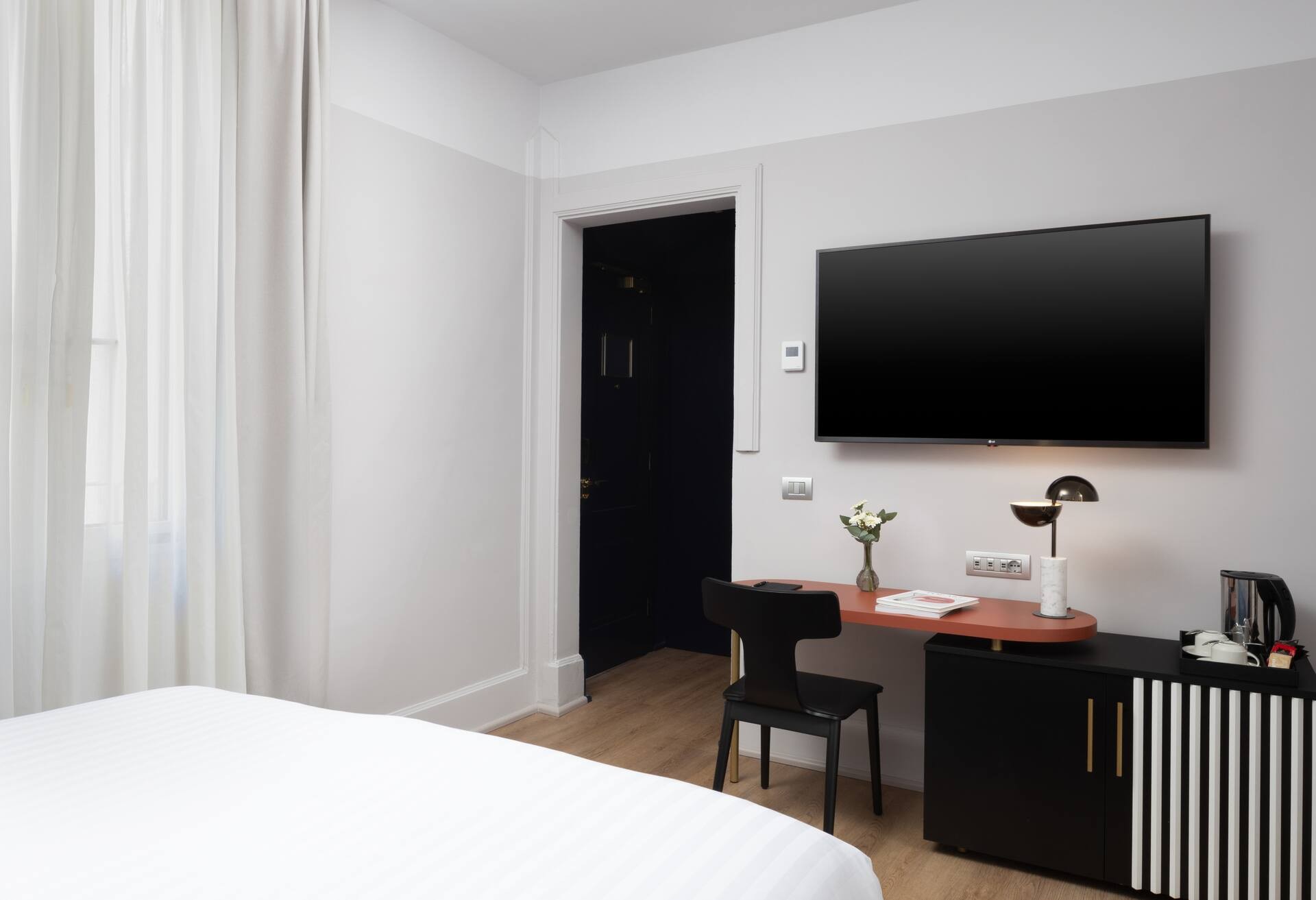 Queen Classic Room thumbnail 5