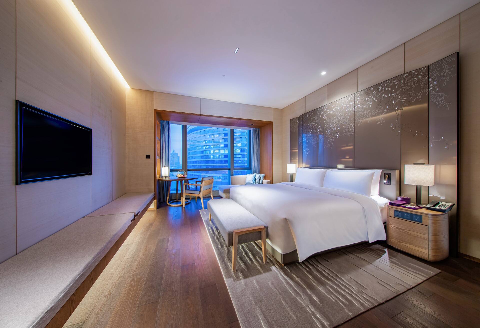 King Premier Room City View thumbnail 5