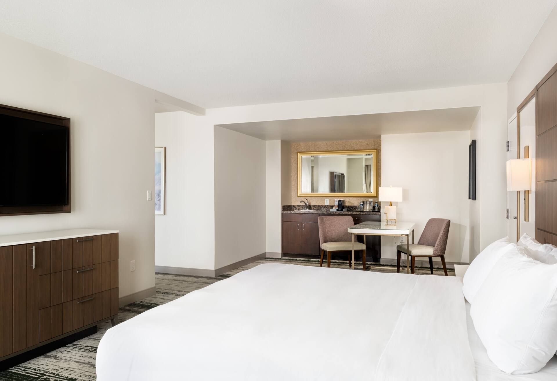 King Room with Bath Tub - Mobility Access thumbnail 6