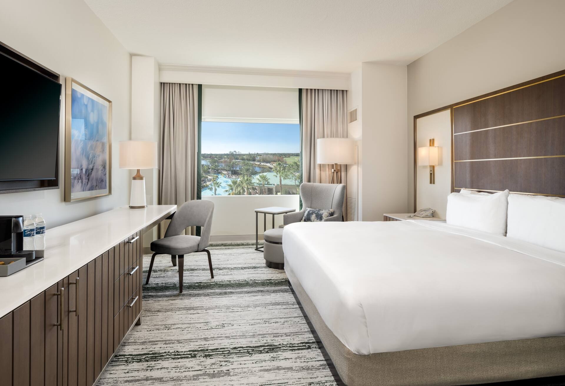 Junior King Suite - High Floor thumbnail 6