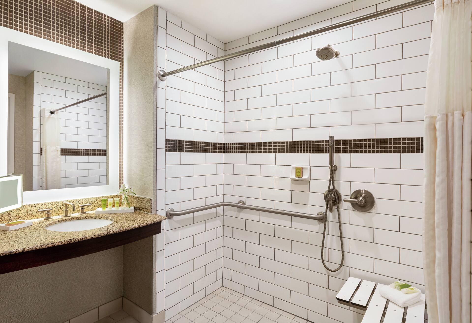 1 King Mobility/hearing Accessible W/ Bathtub photo 2