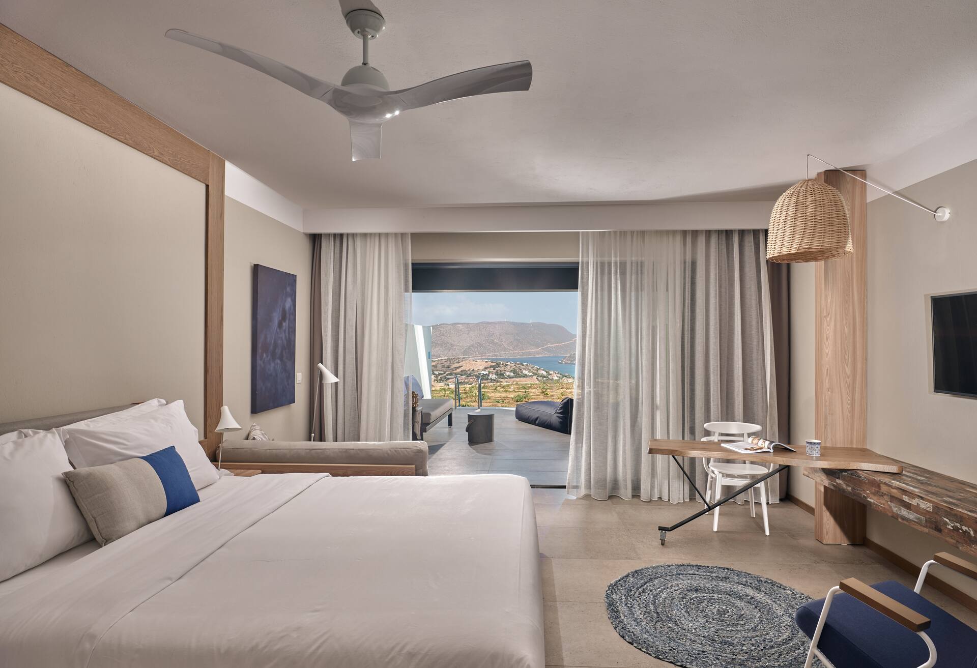 Queen Sapphire Zen Suite with Sharing Pool thumbnail 5