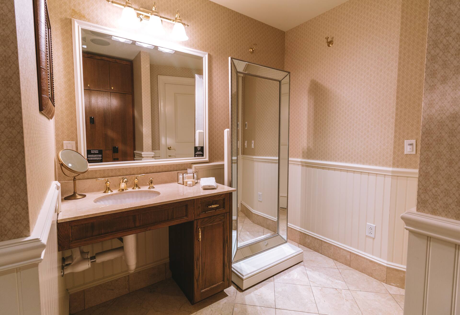 Studio Hospitality Suite 1 Kg Size Murphy Bed photo 3